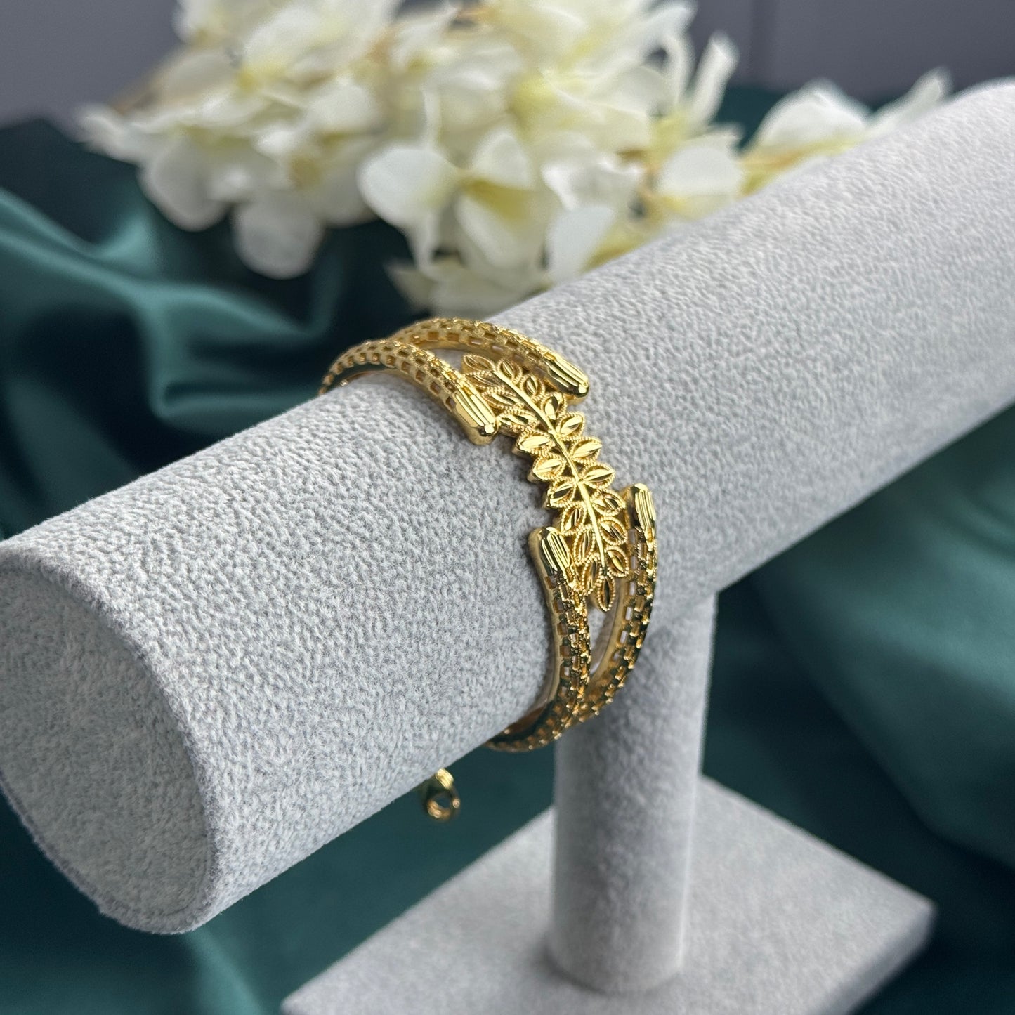 ITALIAN GOLD BRACELET AND RING SET.
