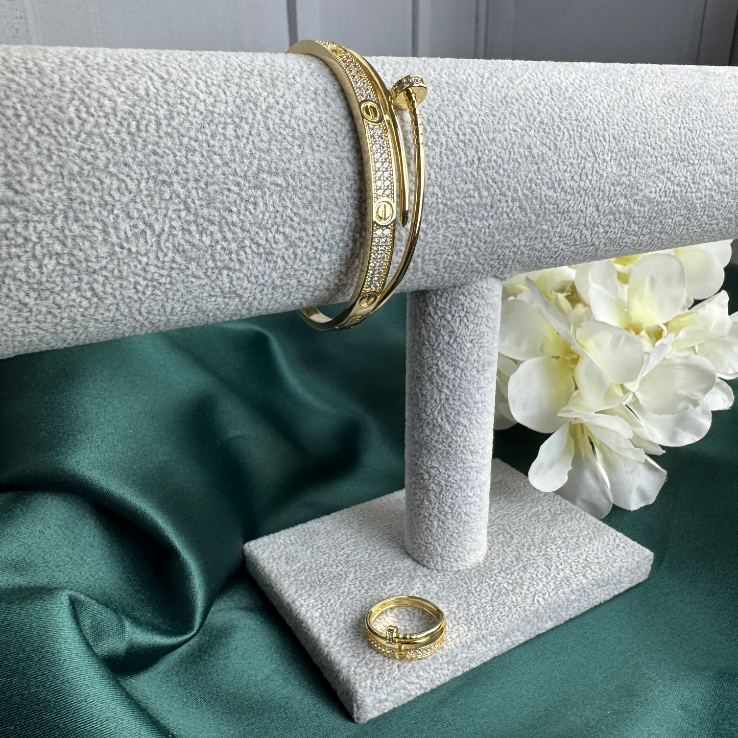 ITALIAN GOLD BRACELET AND RING SET.