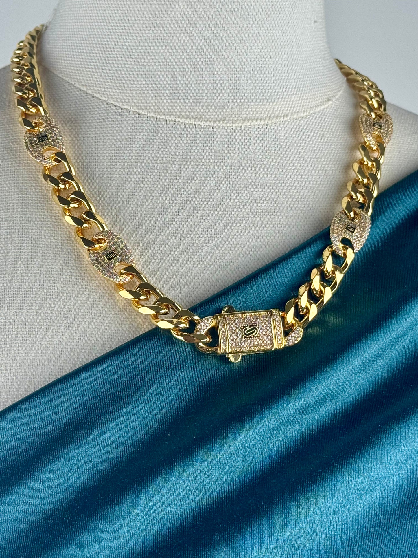 ITALIAN GOLD NECKLACE.