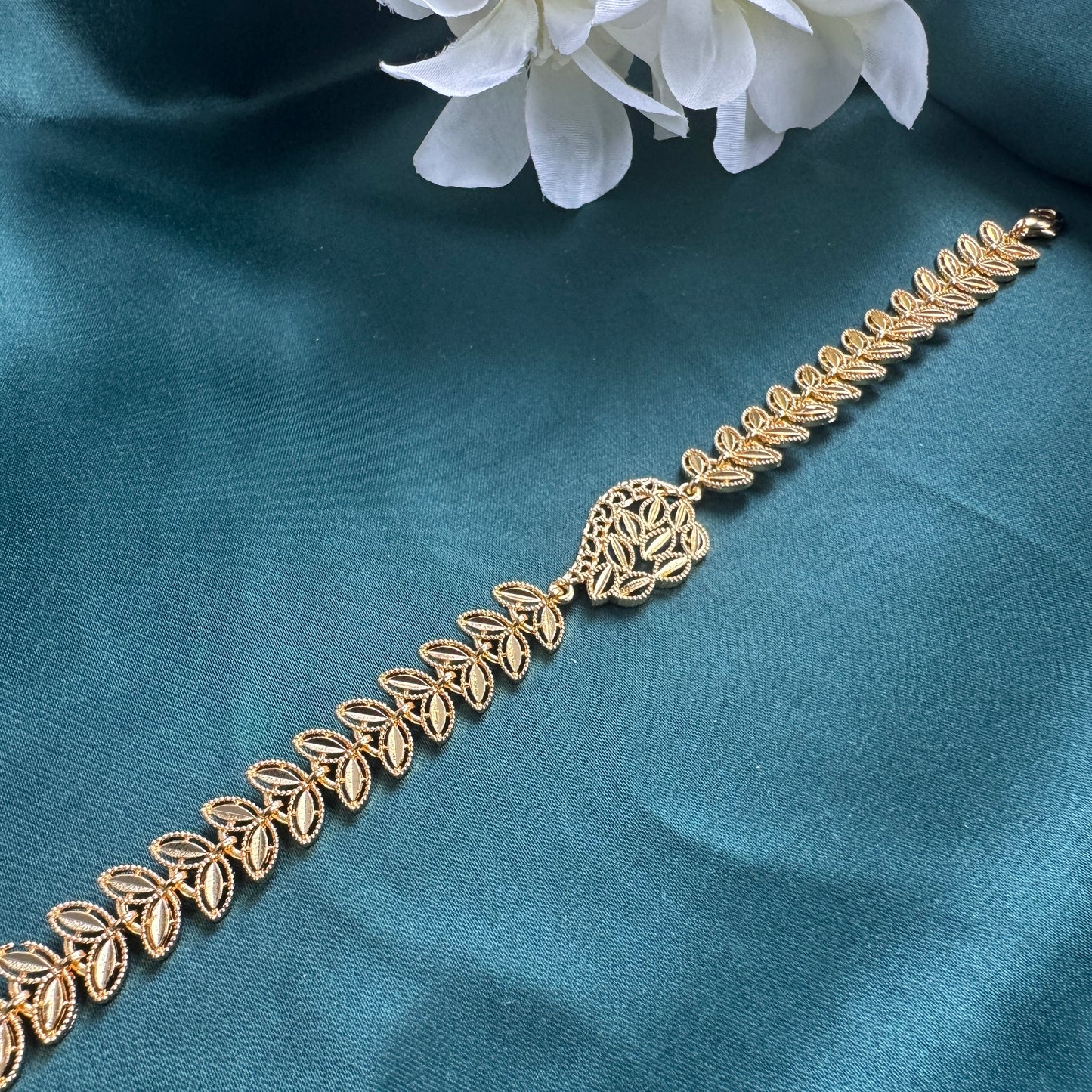 ITALIAN GOLD BRACELET.