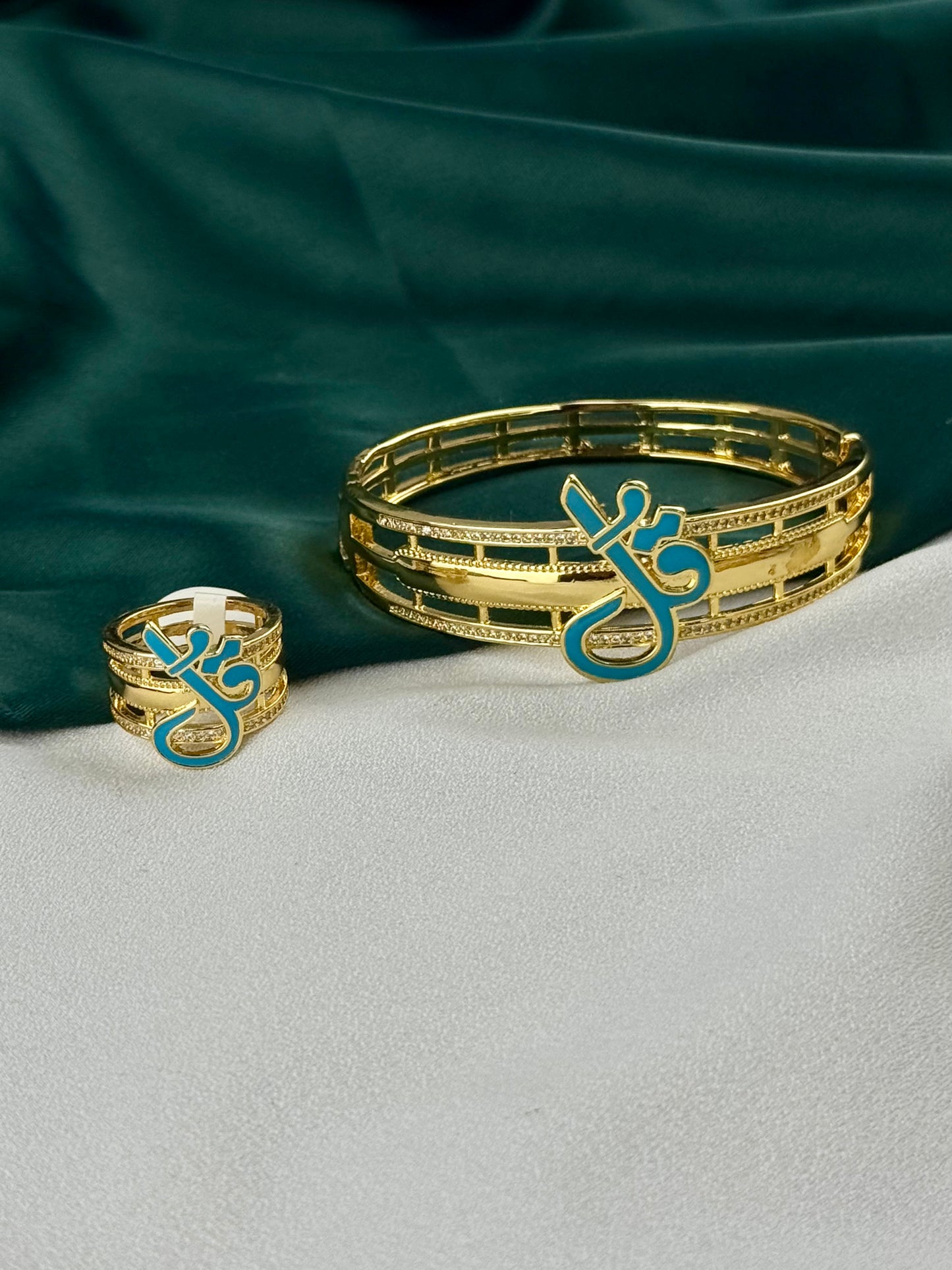 ITALIAN GOLD BRACELET AND RING SET.