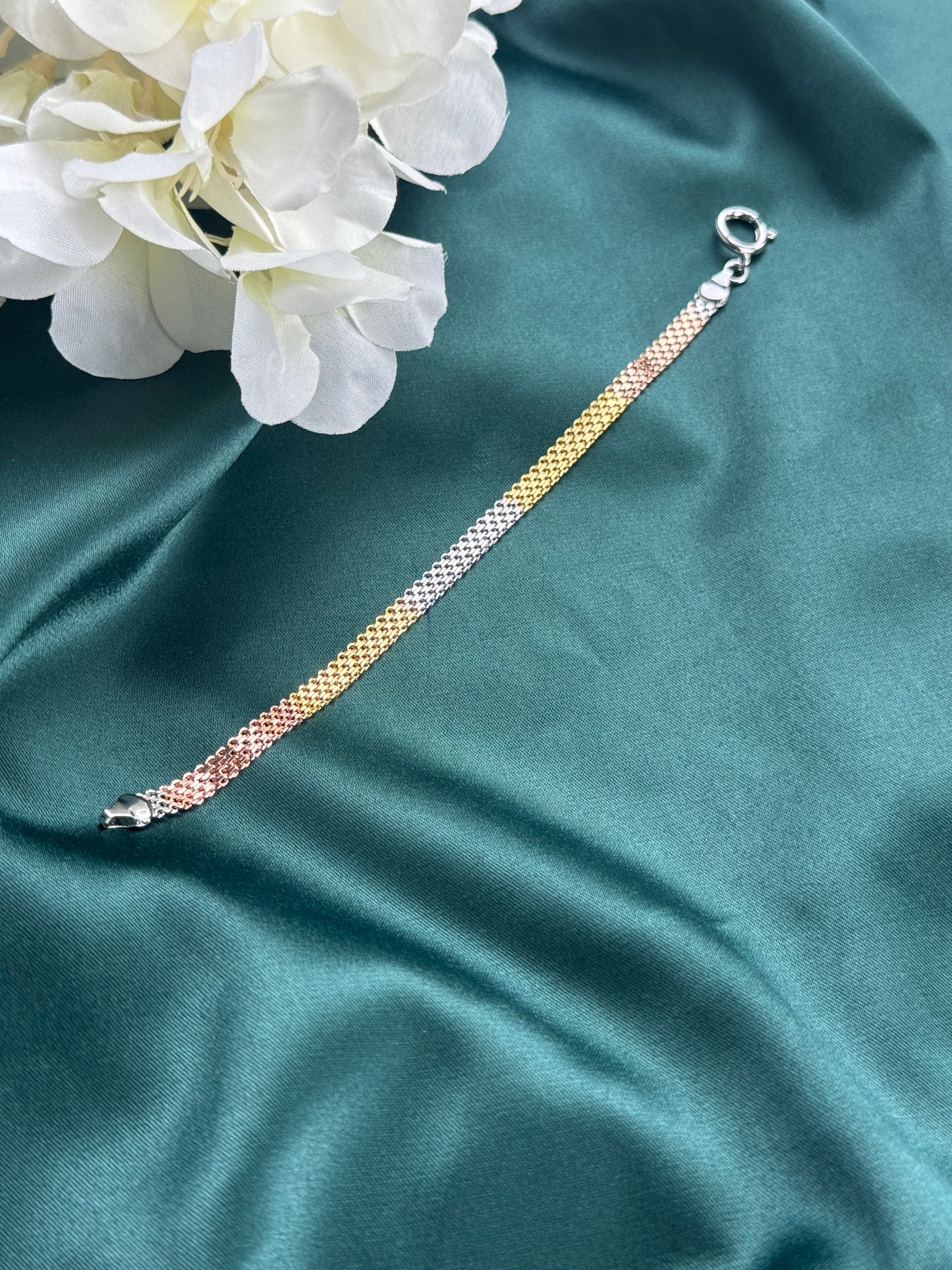 ITALIAN GOLD BRACELET.