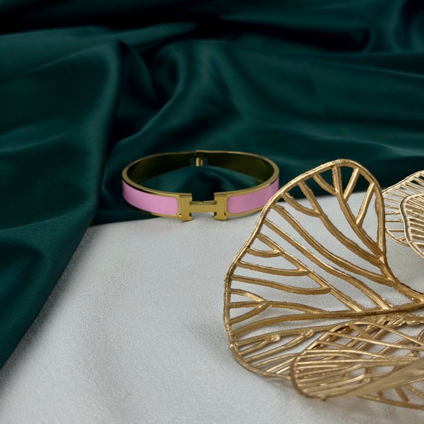 ITALIAN GOLD BANGLE BRACELET.