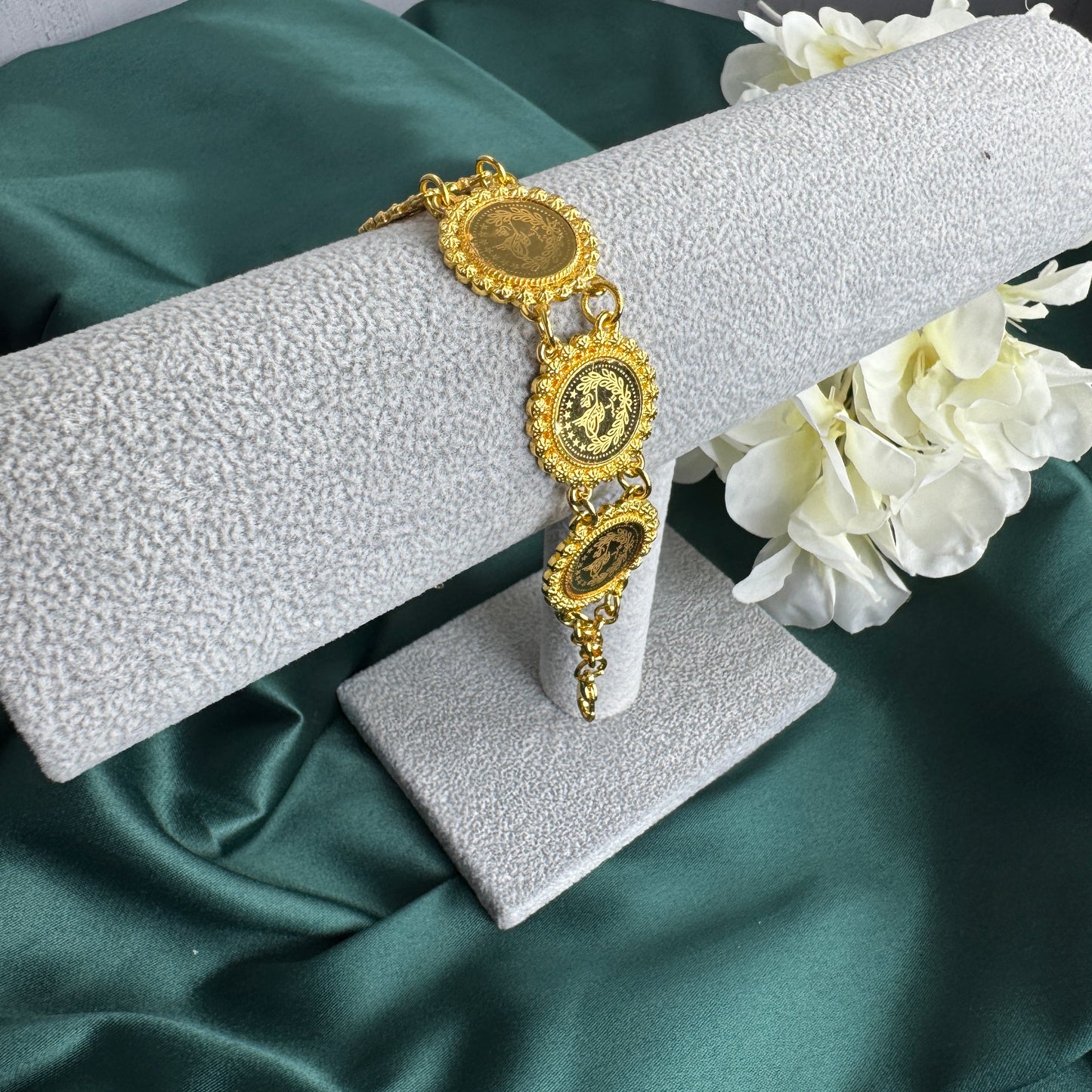 ITALIAN GOLD BRACELET.