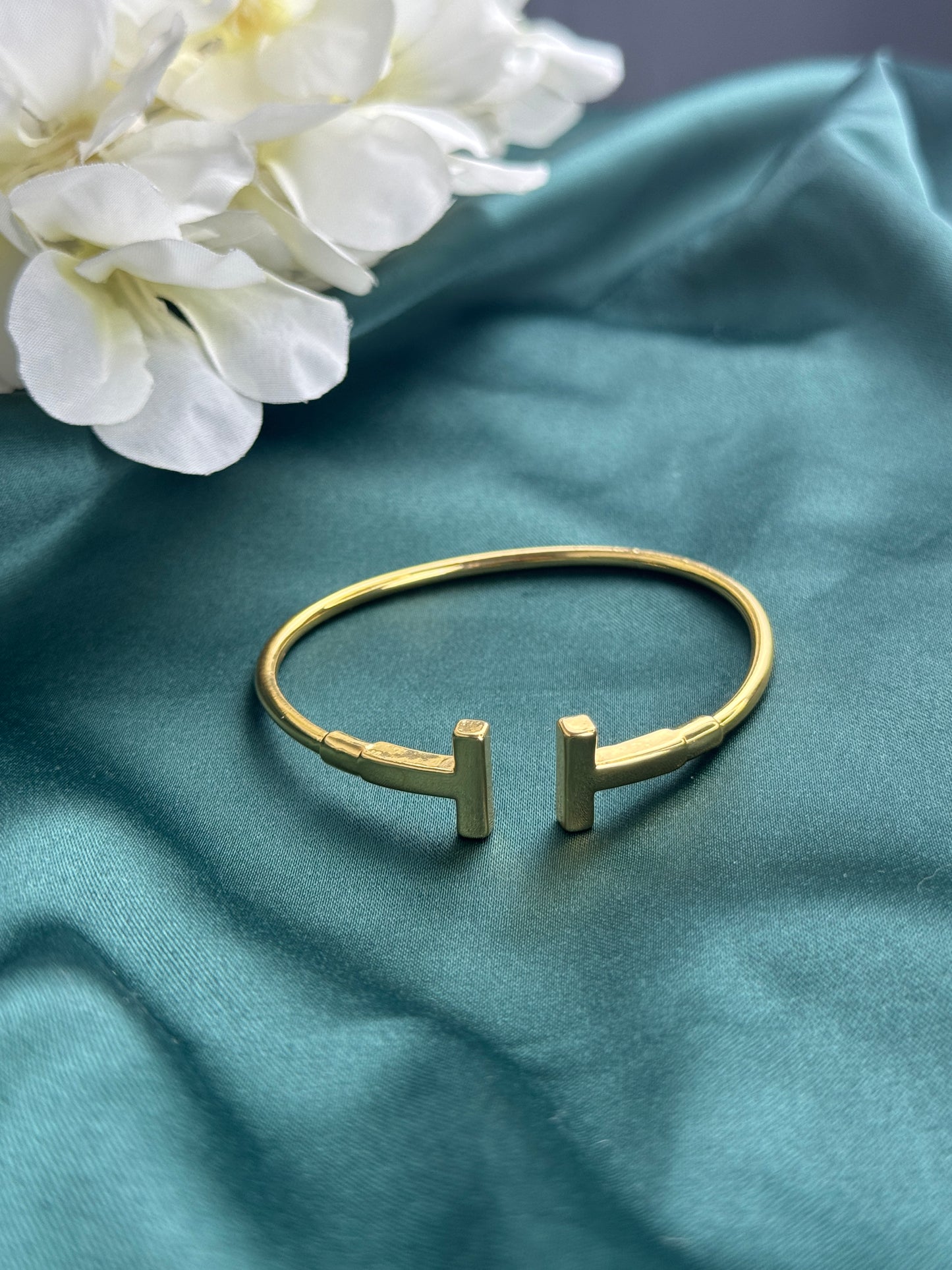 ITALIAN GOLD BRACELET AND RING SET.