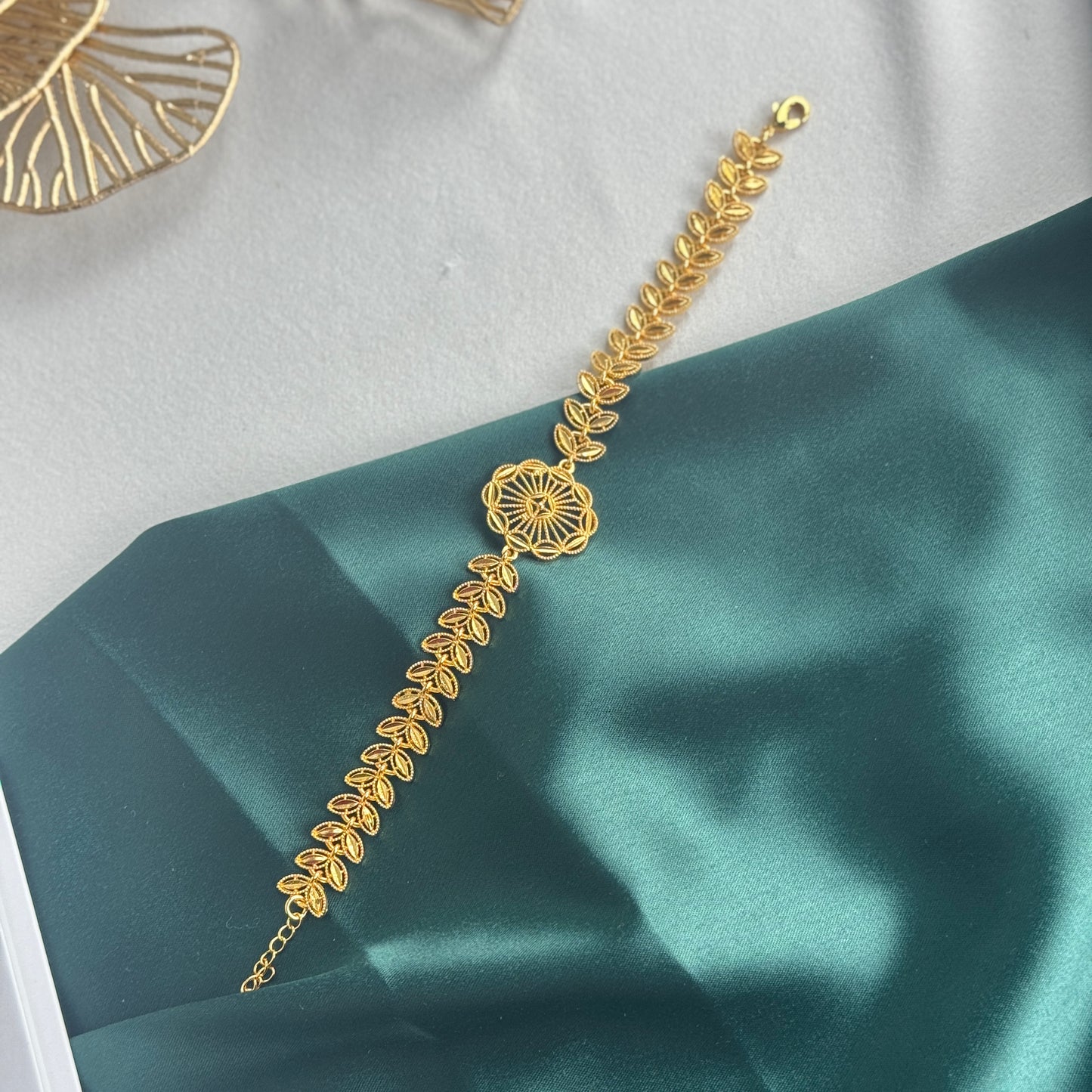 ITALIAN GOLD BRACELET.