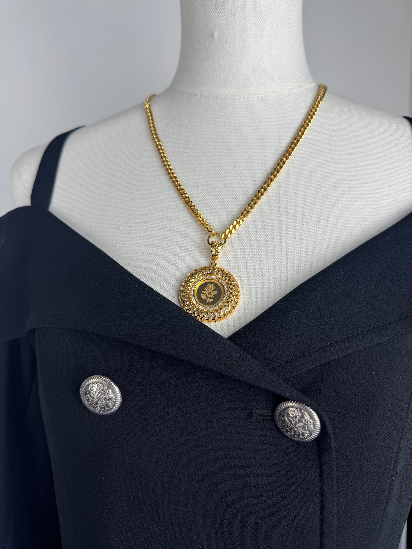 ITALIAN GOLD NECKLACE.