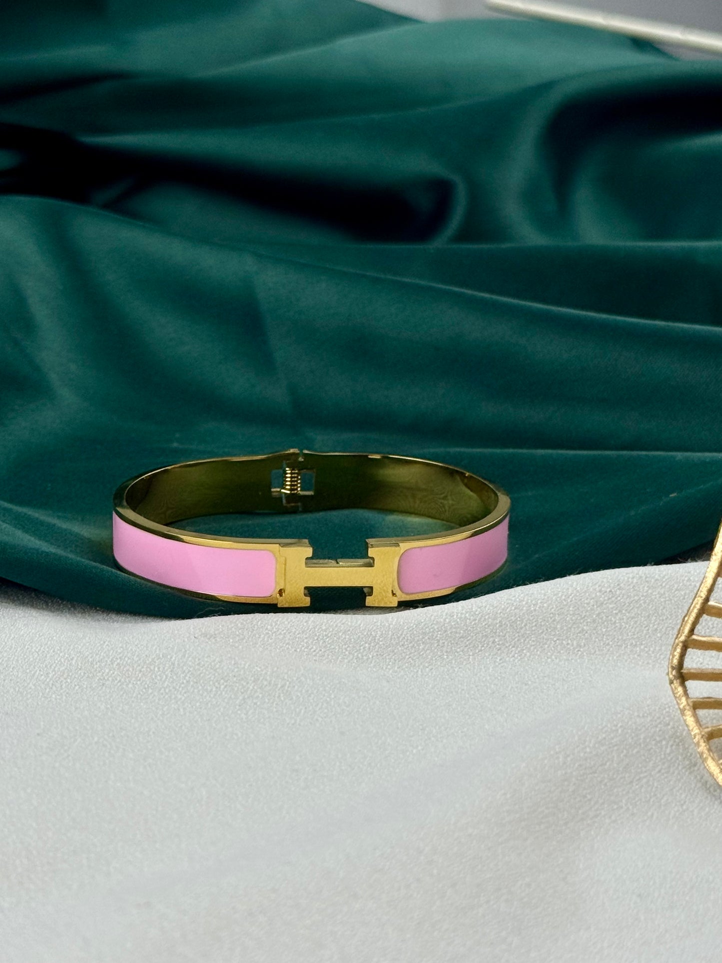 ITALIAN GOLD BANGLE BRACELET.