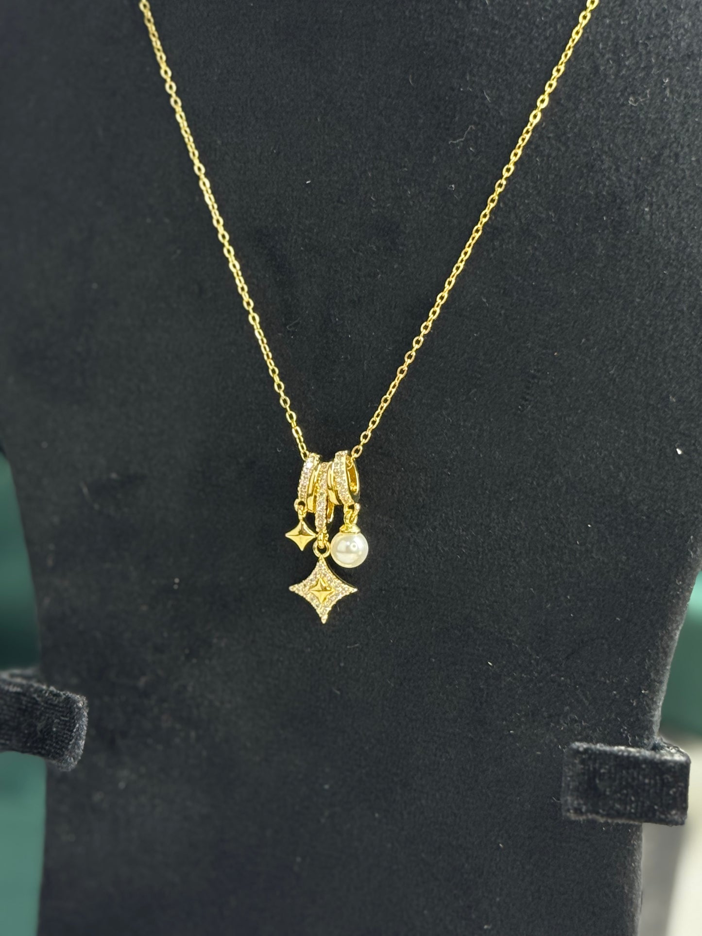 ITALIAN GOLD NECKLACE.
