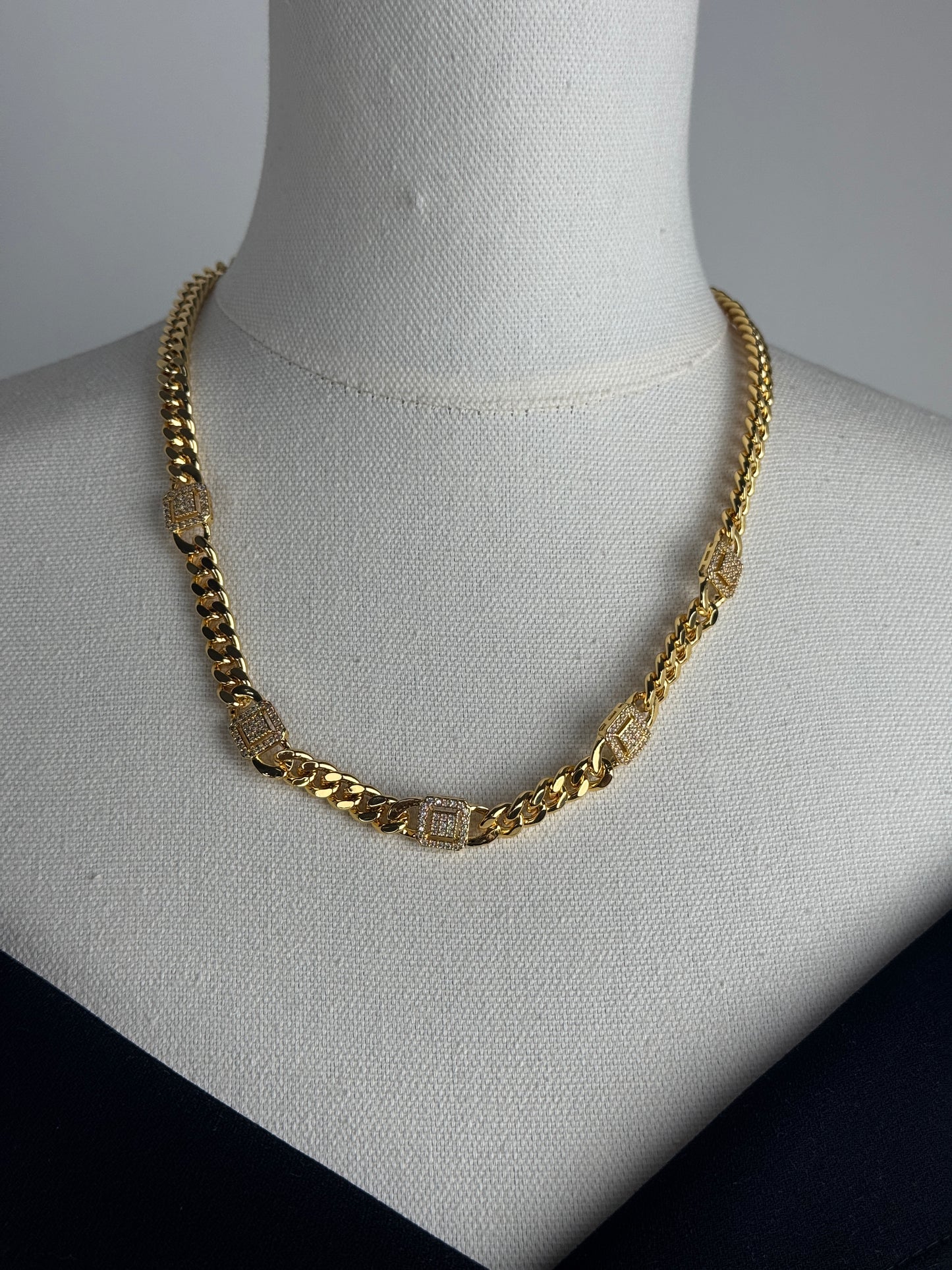 ITALIAN GOLD NECKLACE.