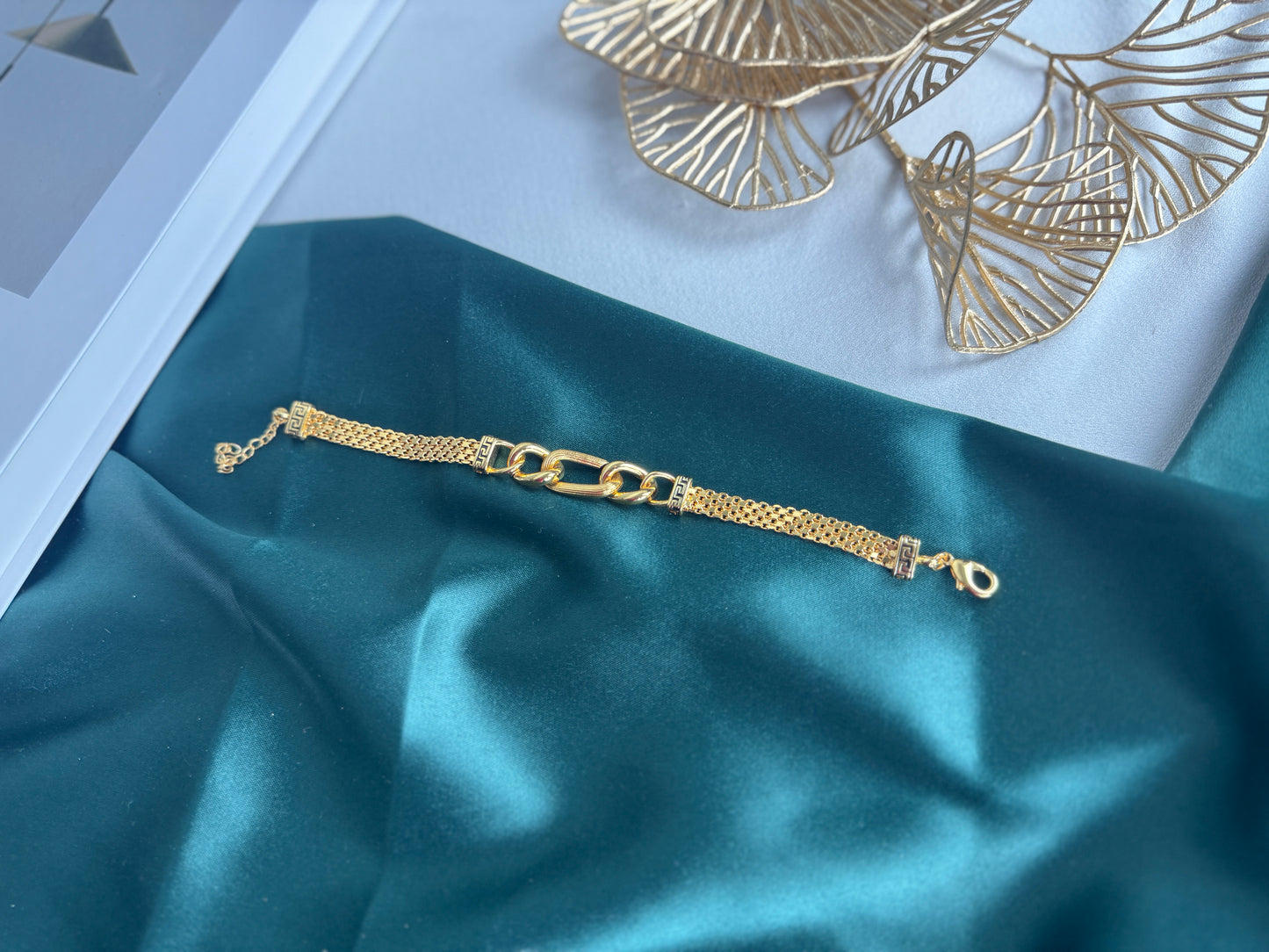 ITALIAN GOLD BRACELET.