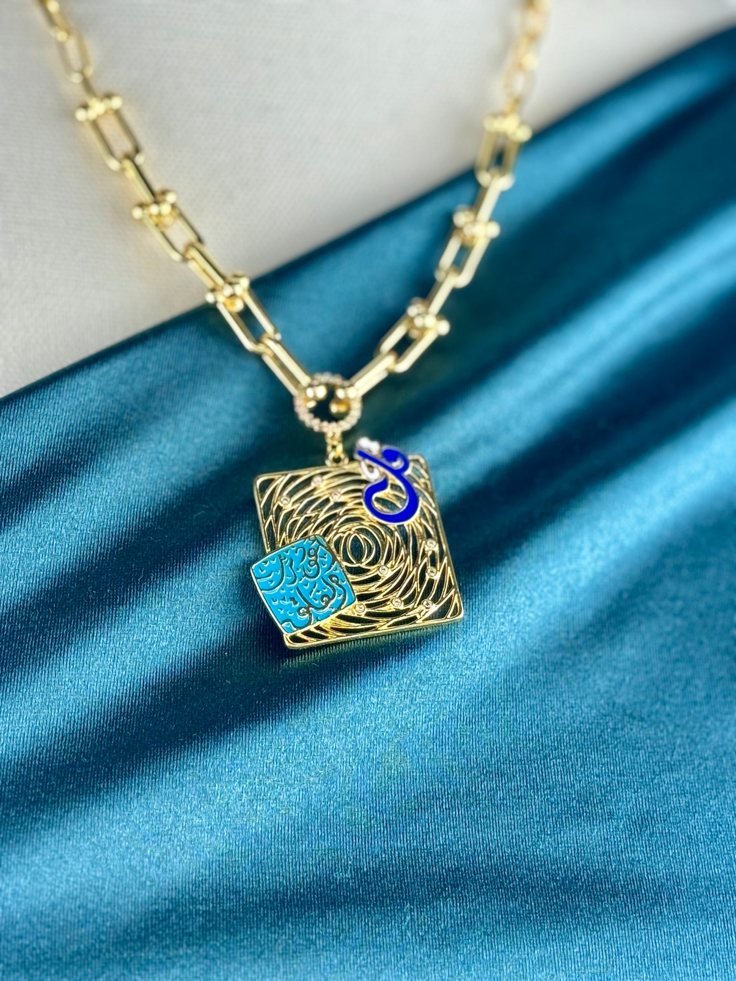 ITALIAN GOLD NECKLACE.