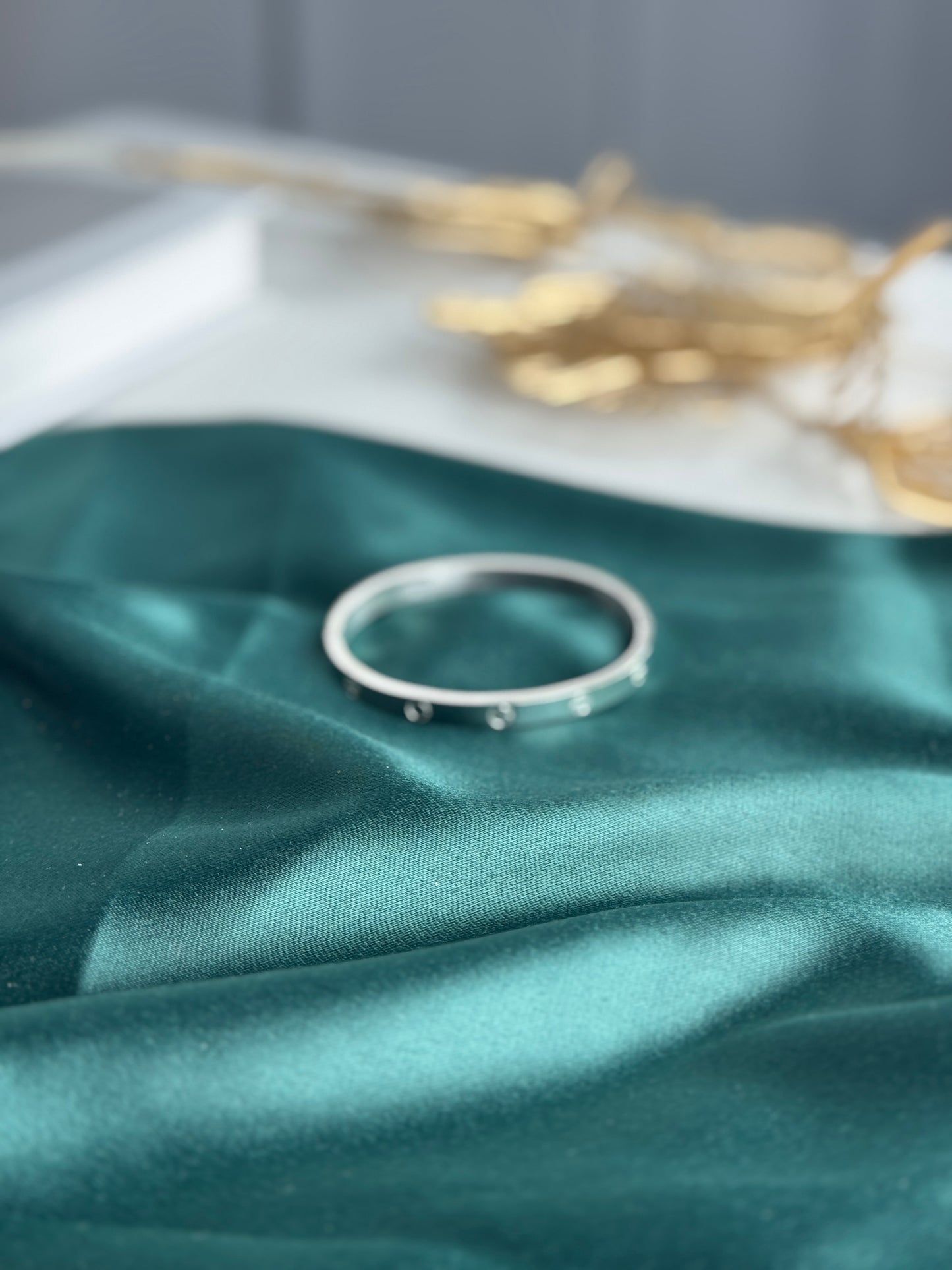 ITALIAN GOLD BANGLE BRACELET.