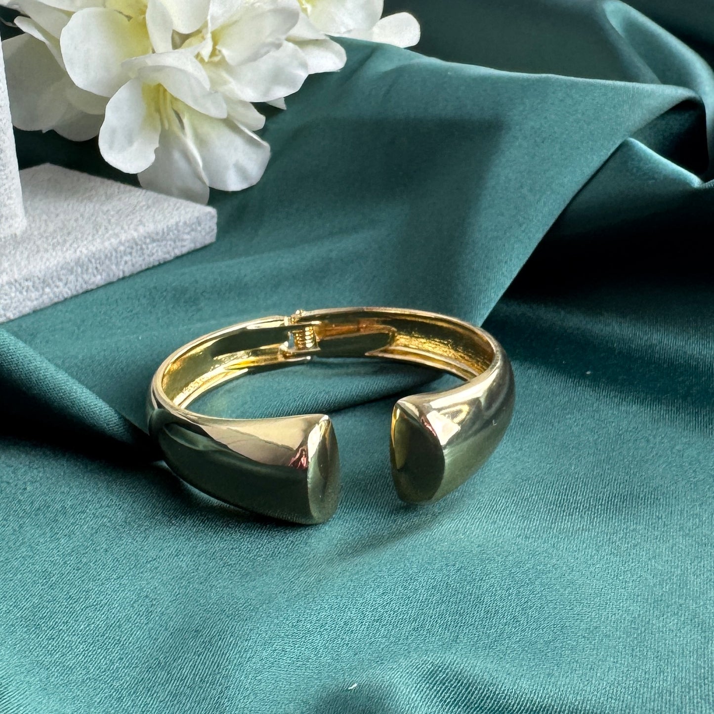 ITALIAN GOLD BANGLE BRACELET