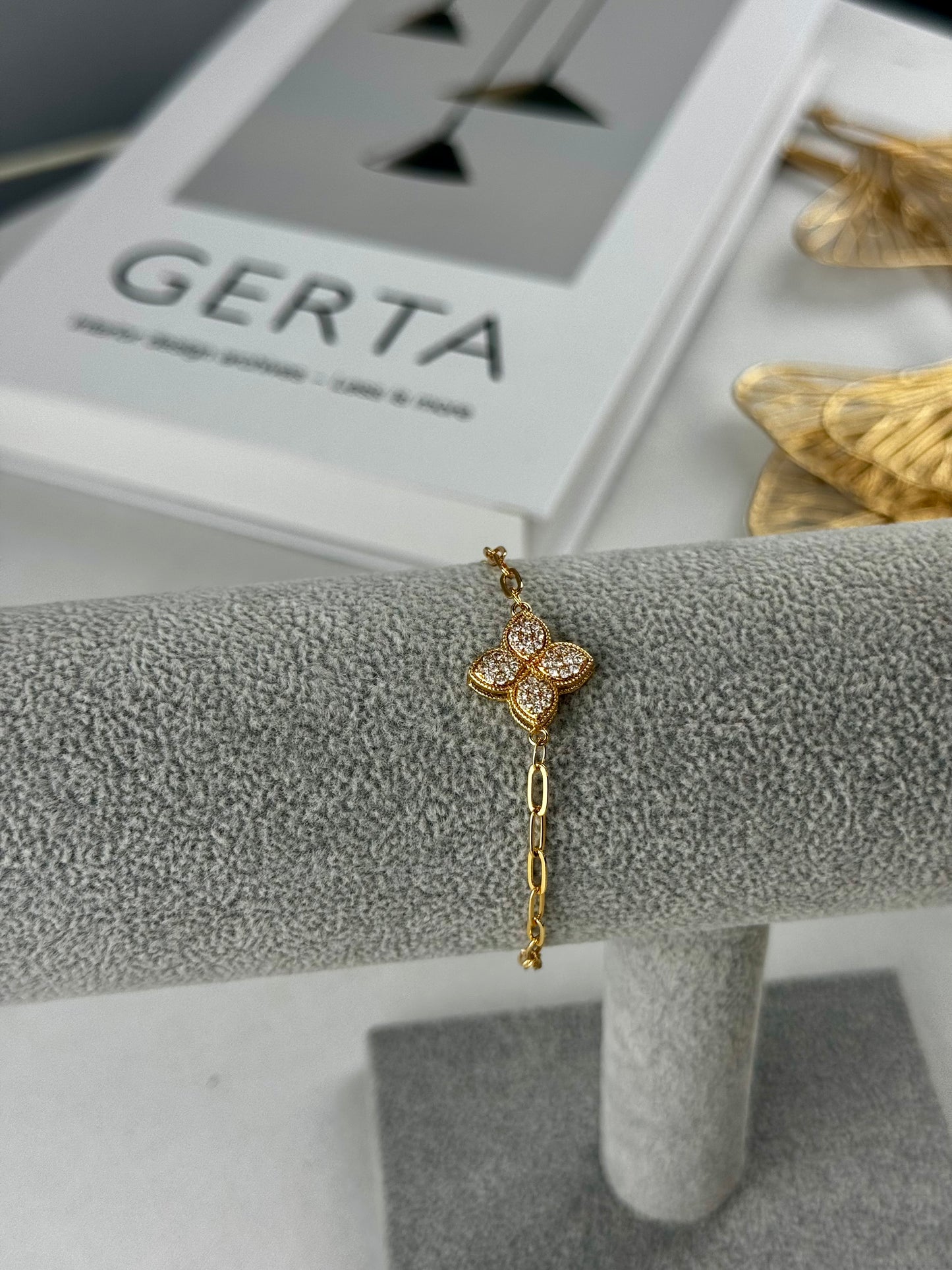 ITALIAN GOLD BRACELET.