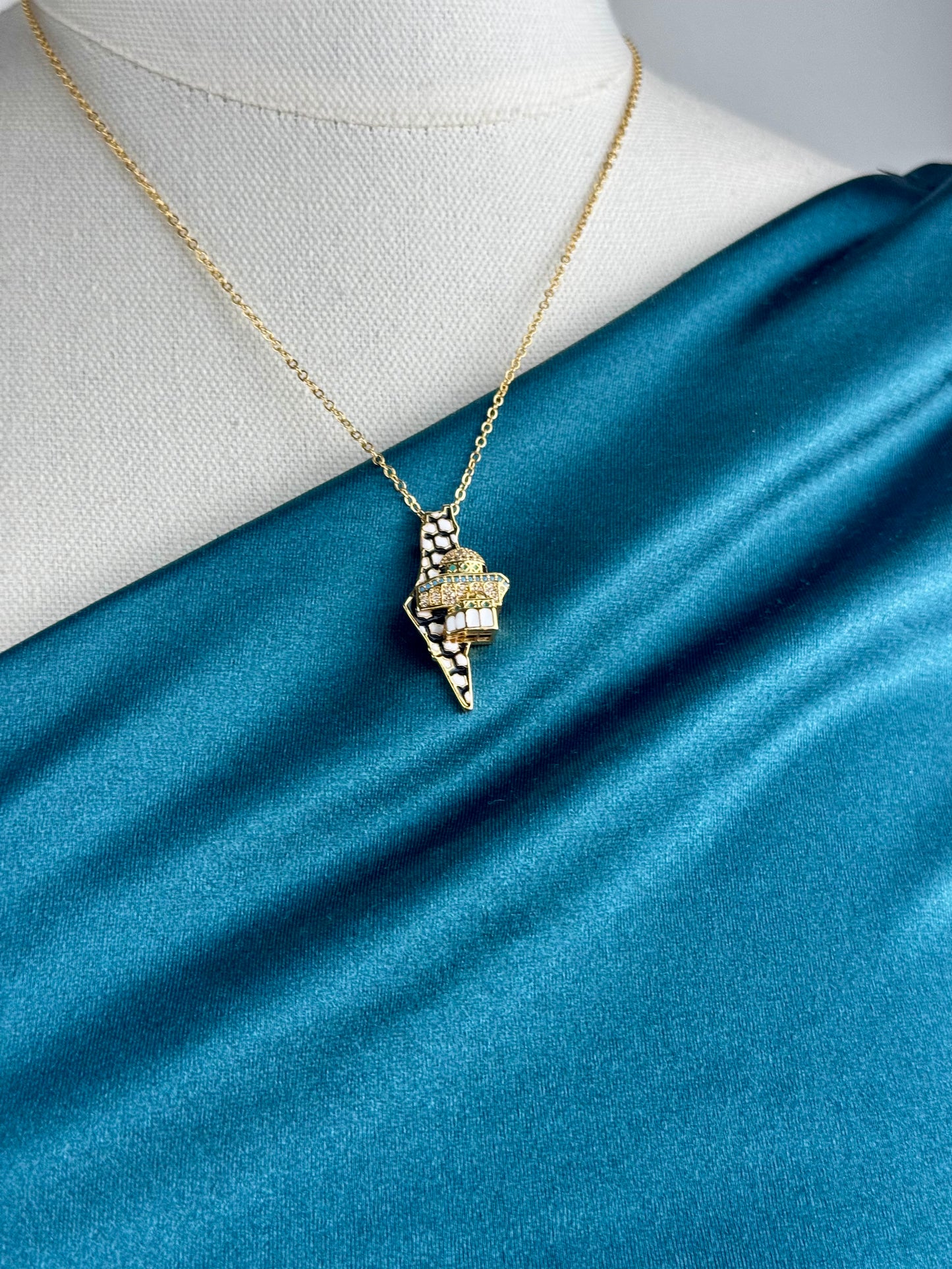 ITALIAN GOLD NECKLACE.