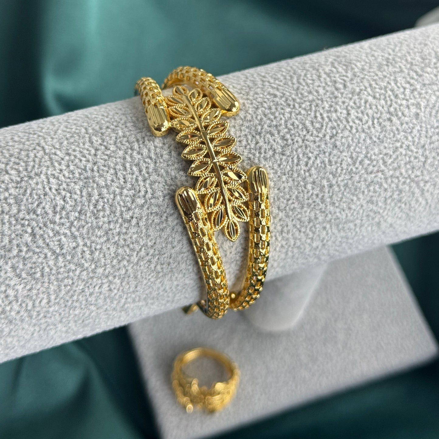 ITALIAN GOLD BRACELET AND RING SET.