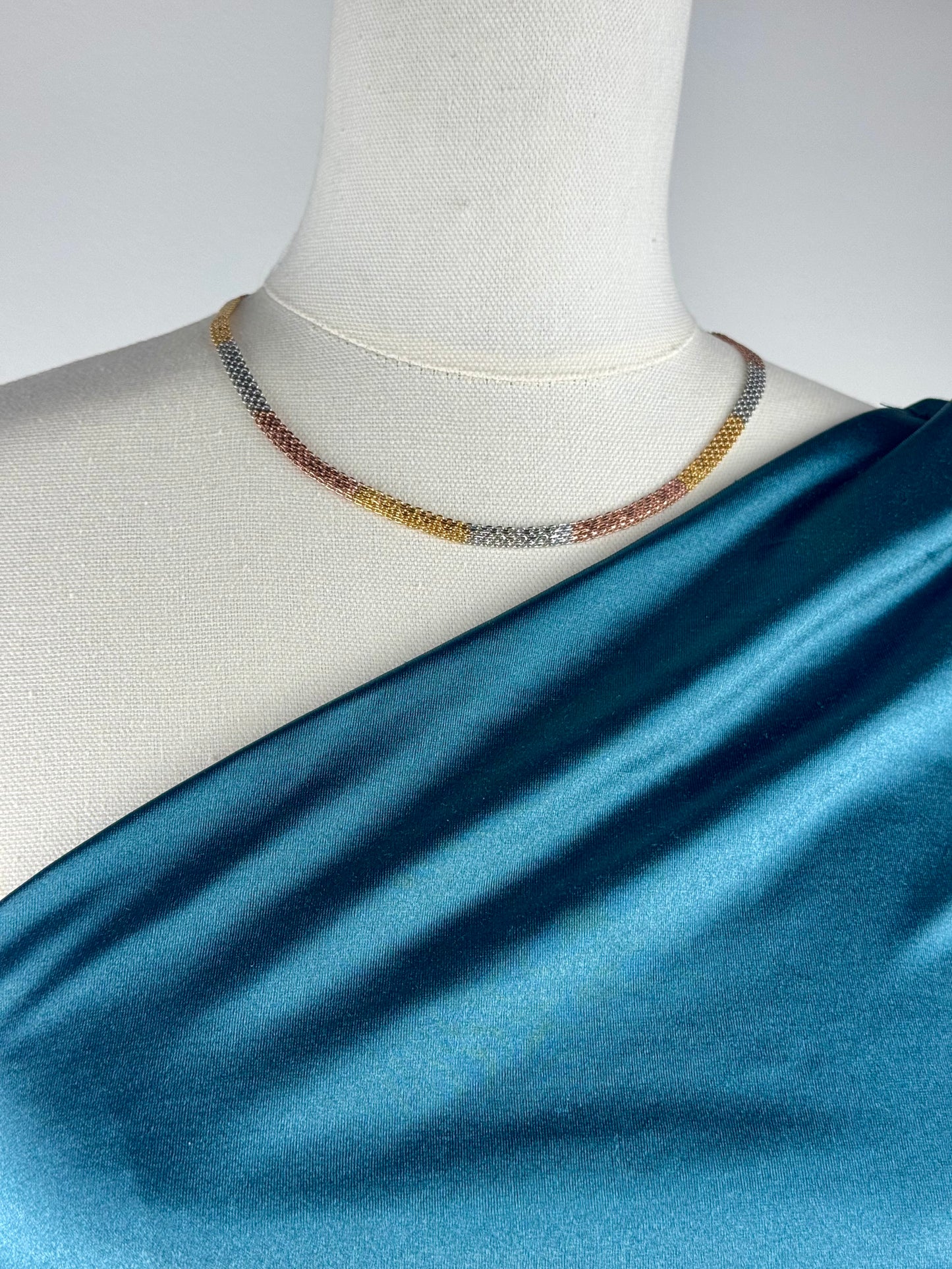 ITALIAN GOLD NECKLACE.