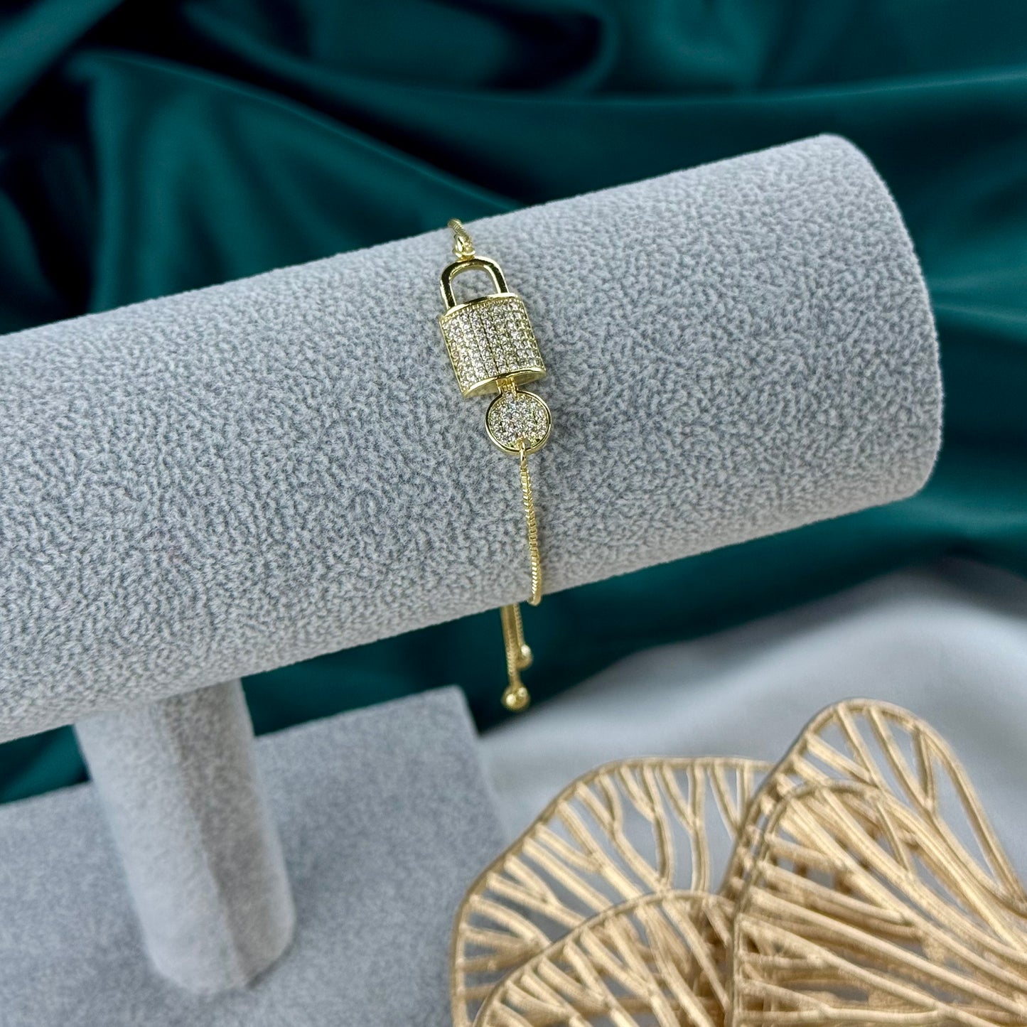 ITALIAN GOLD BRACELET.