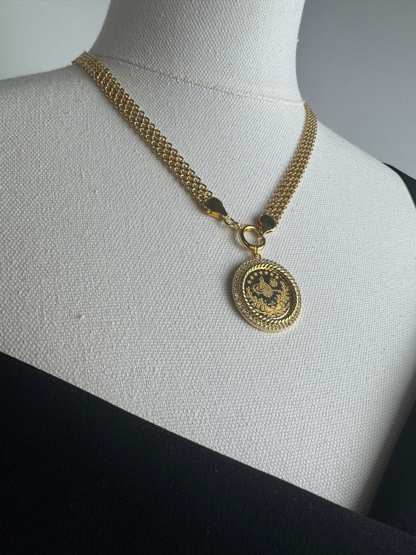 ITALIAN GOLD NECKLACE.
