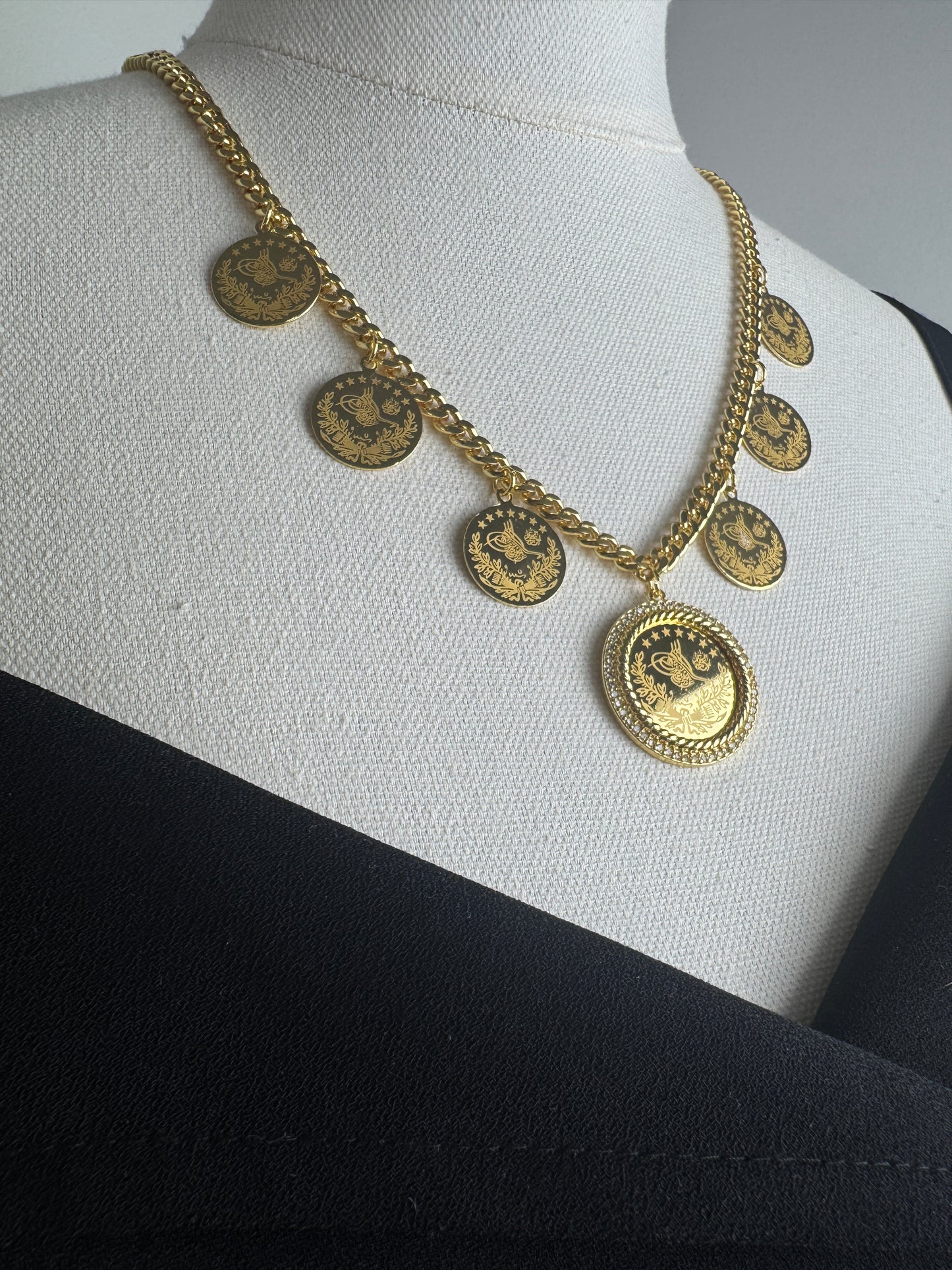 ITALIAN GOLD NECKLACE.