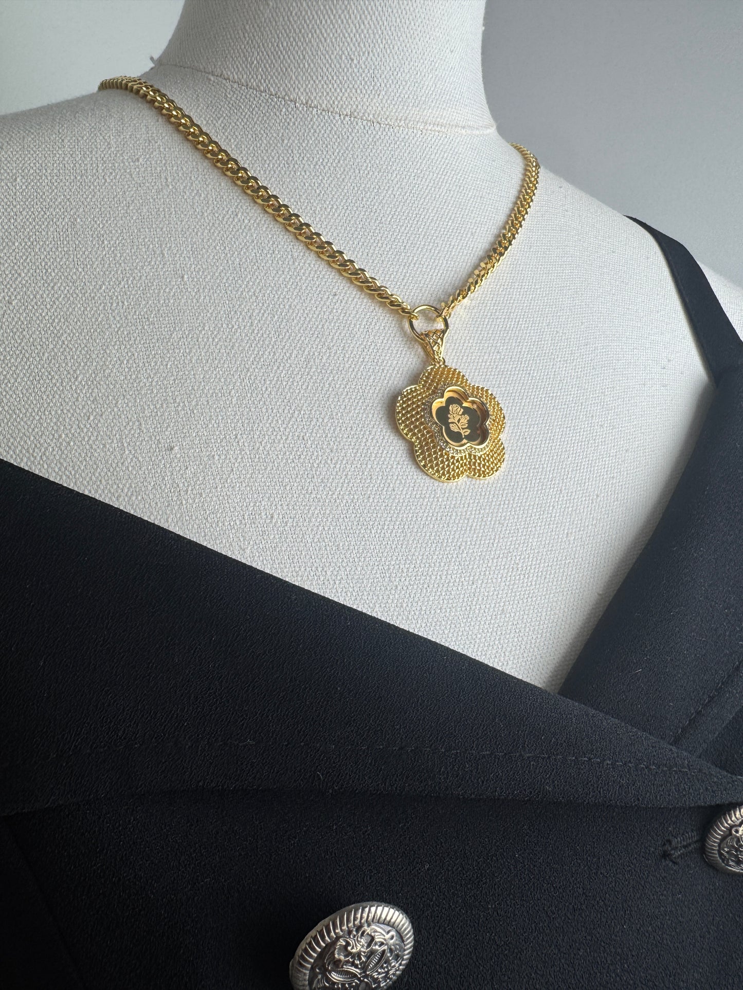 ITALIAN GOLD NECKLACE.