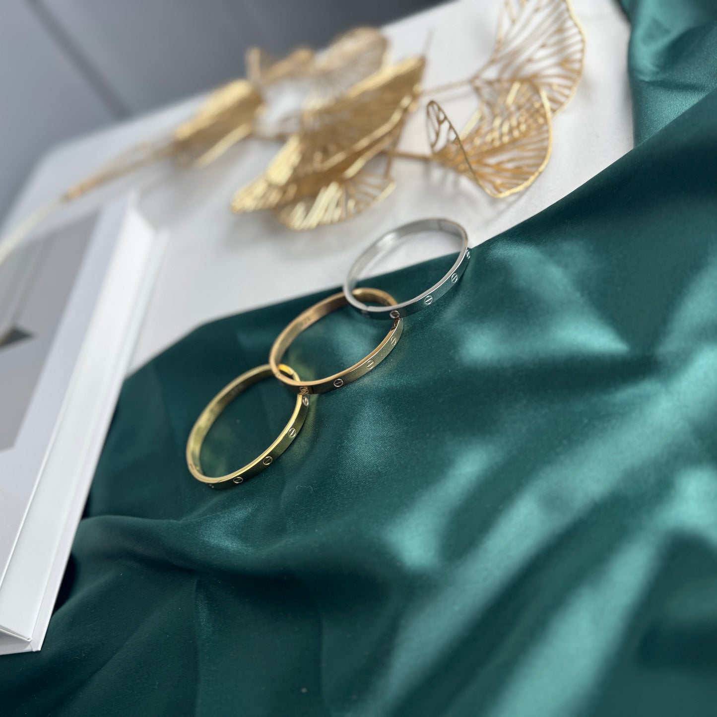 ITALIAN GOLD BANGLE BRACELET.