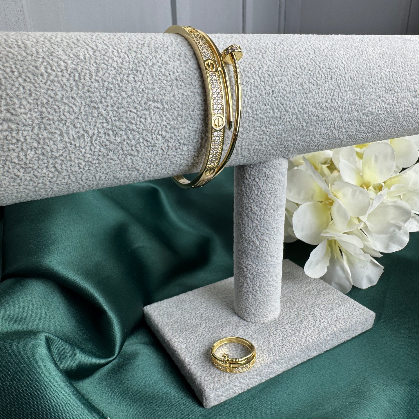ITALIAN GOLD BRACELET AND RING SET.
