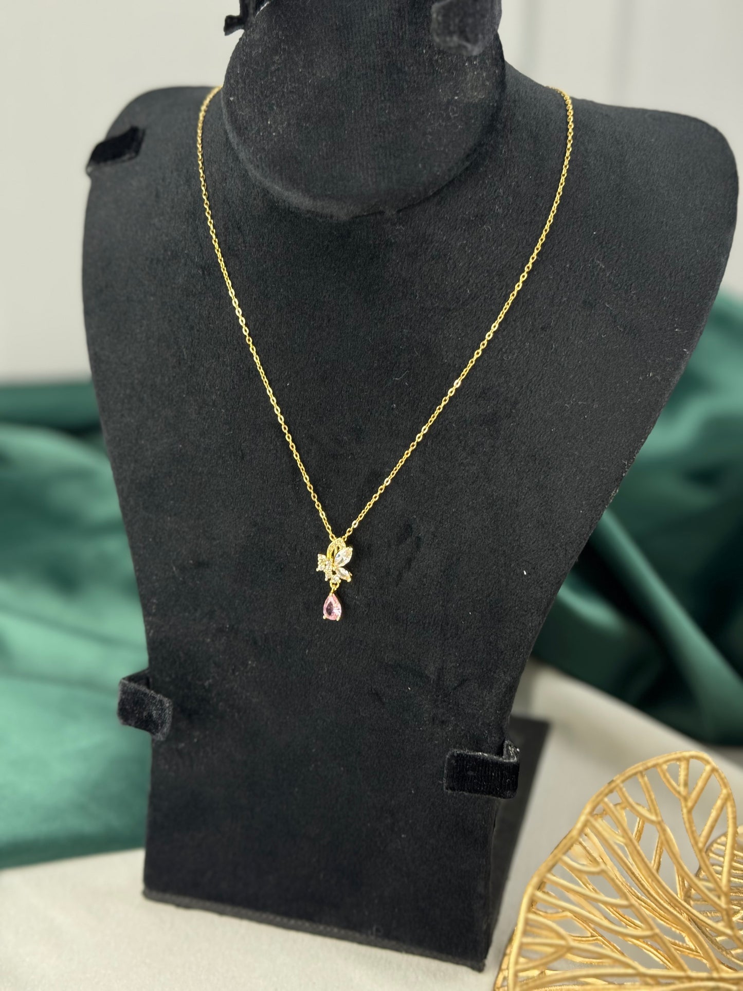 ITALIAN GOLD NECKLACE.