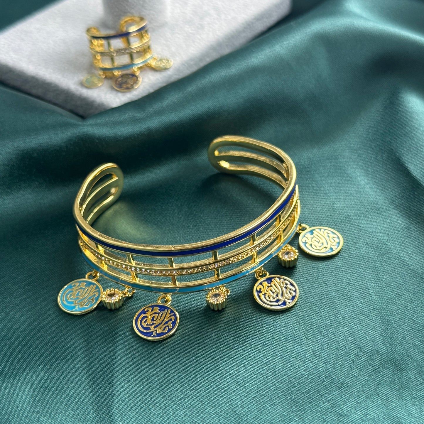 ITALIAN GOLD BRACELET AND RING SET.