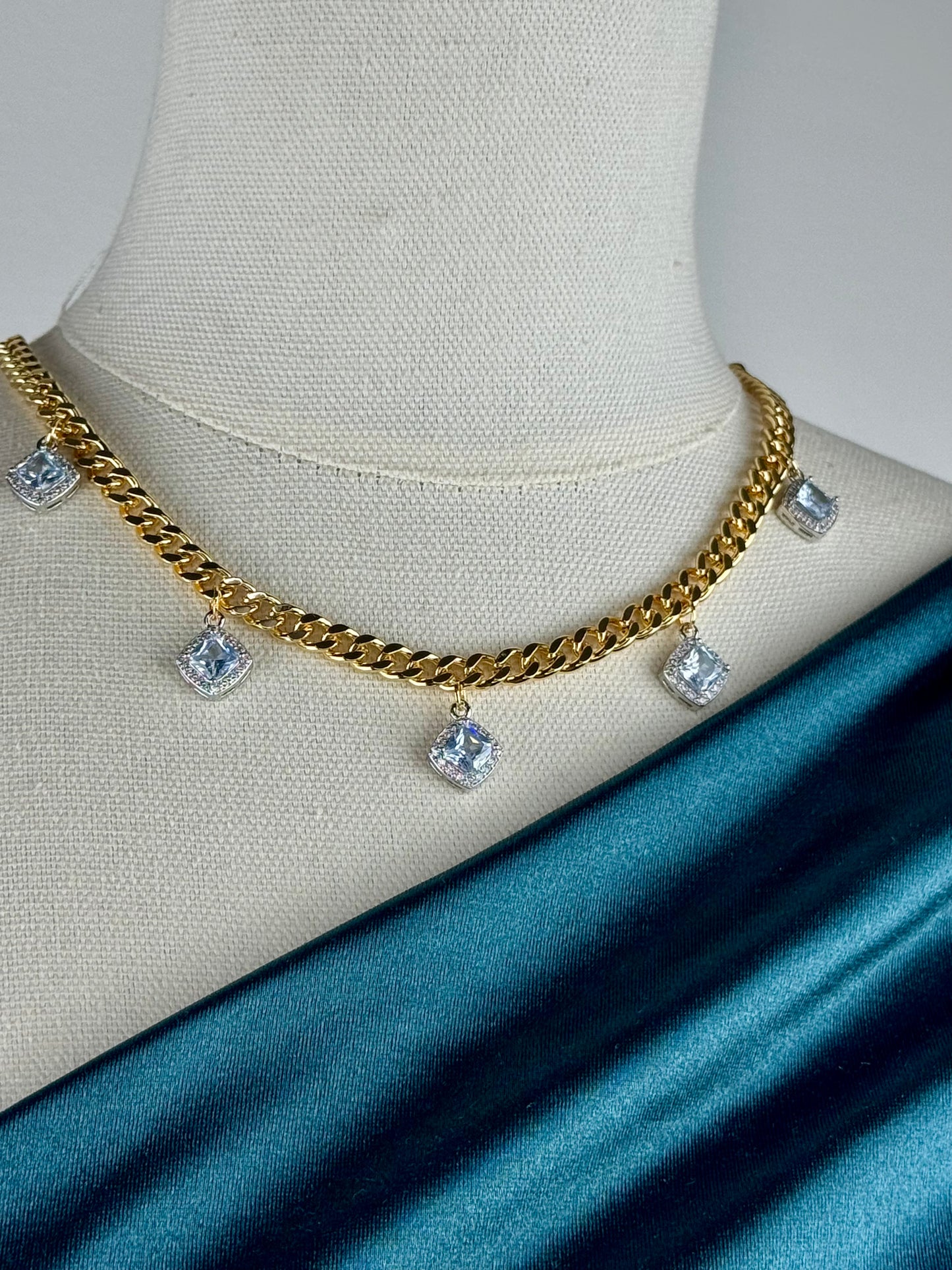 ITALIAN GOLD NECKLACE.