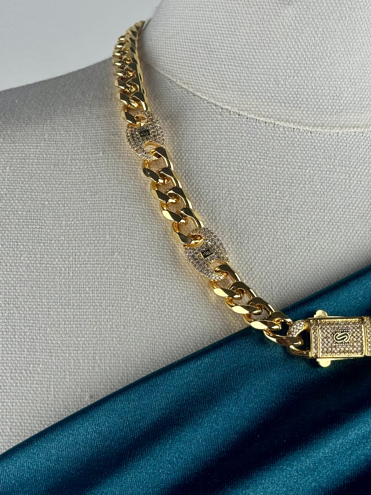 ITALIAN GOLD NECKLACE.