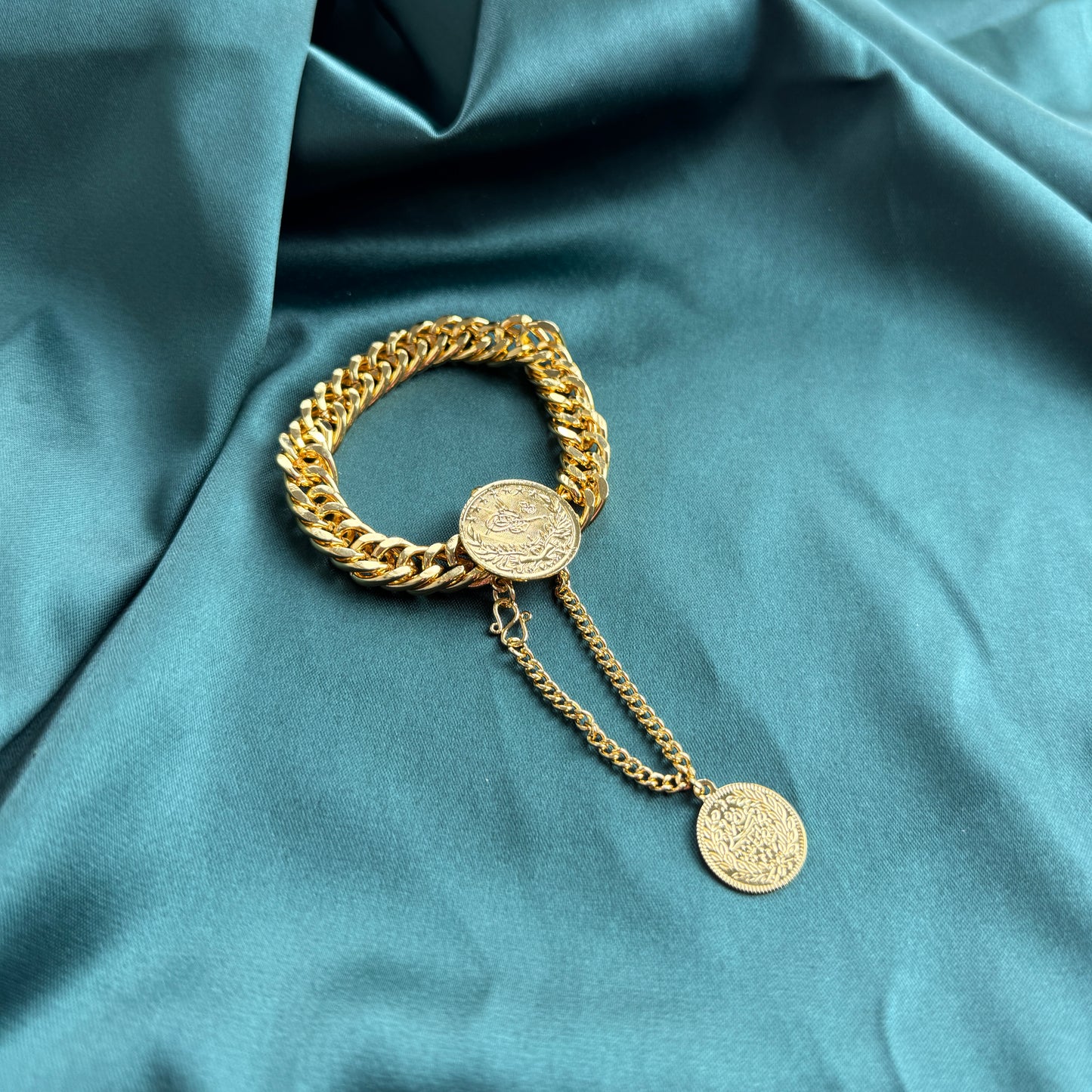 ITALIAN GOLD BRACELET.