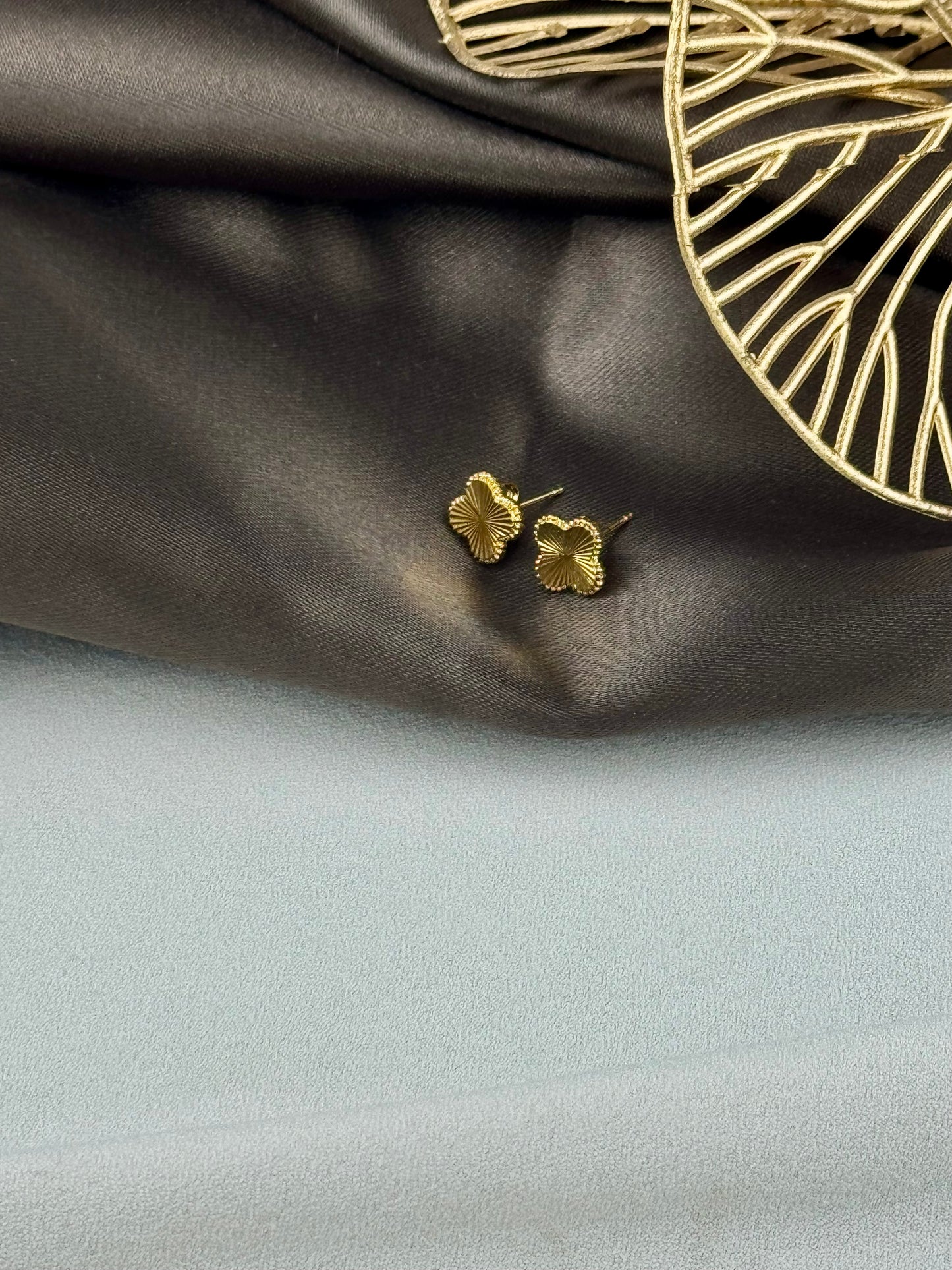 ITALIAN GOLD EARRINGS.