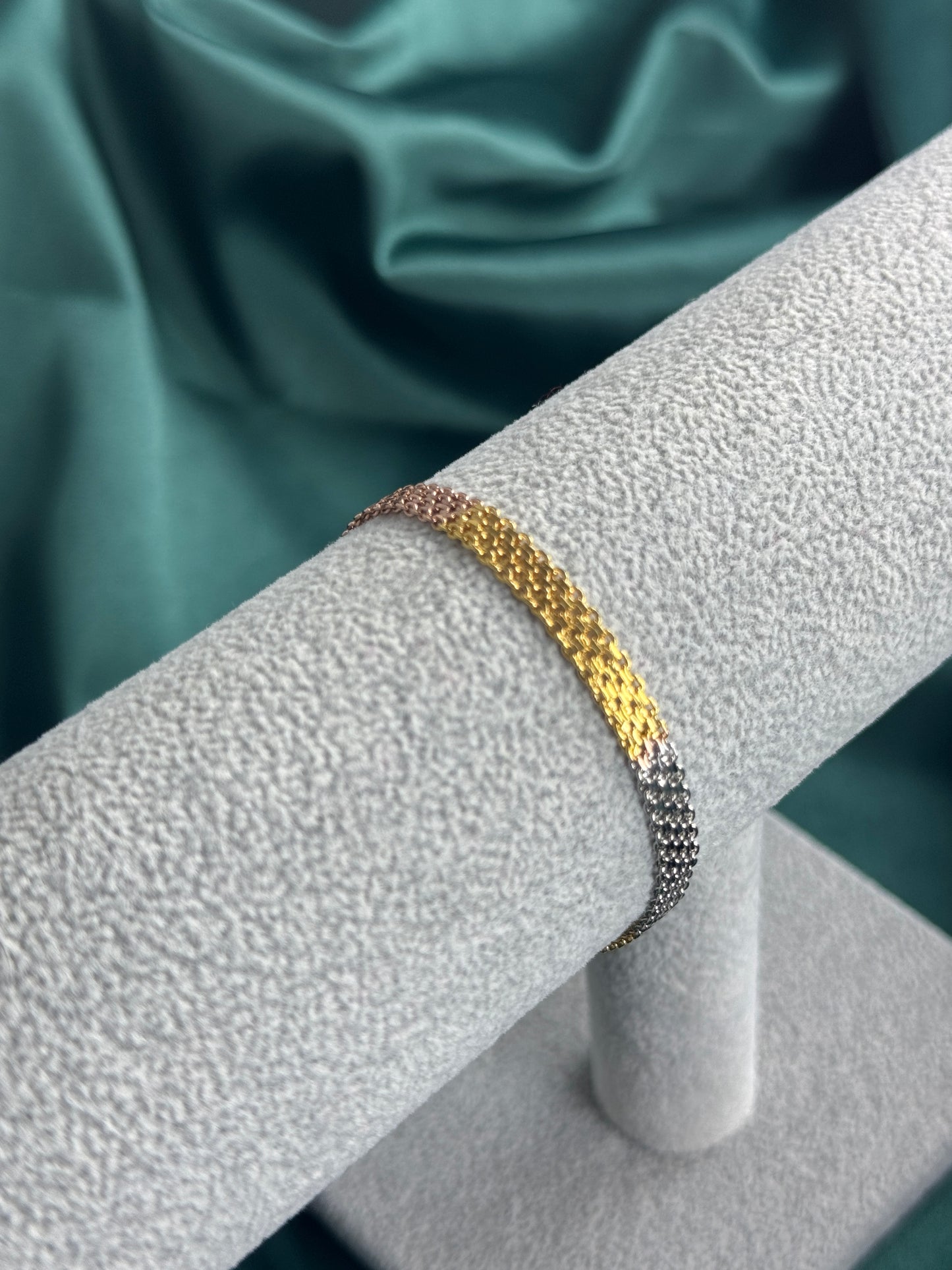 ITALIAN GOLD BRACELET.