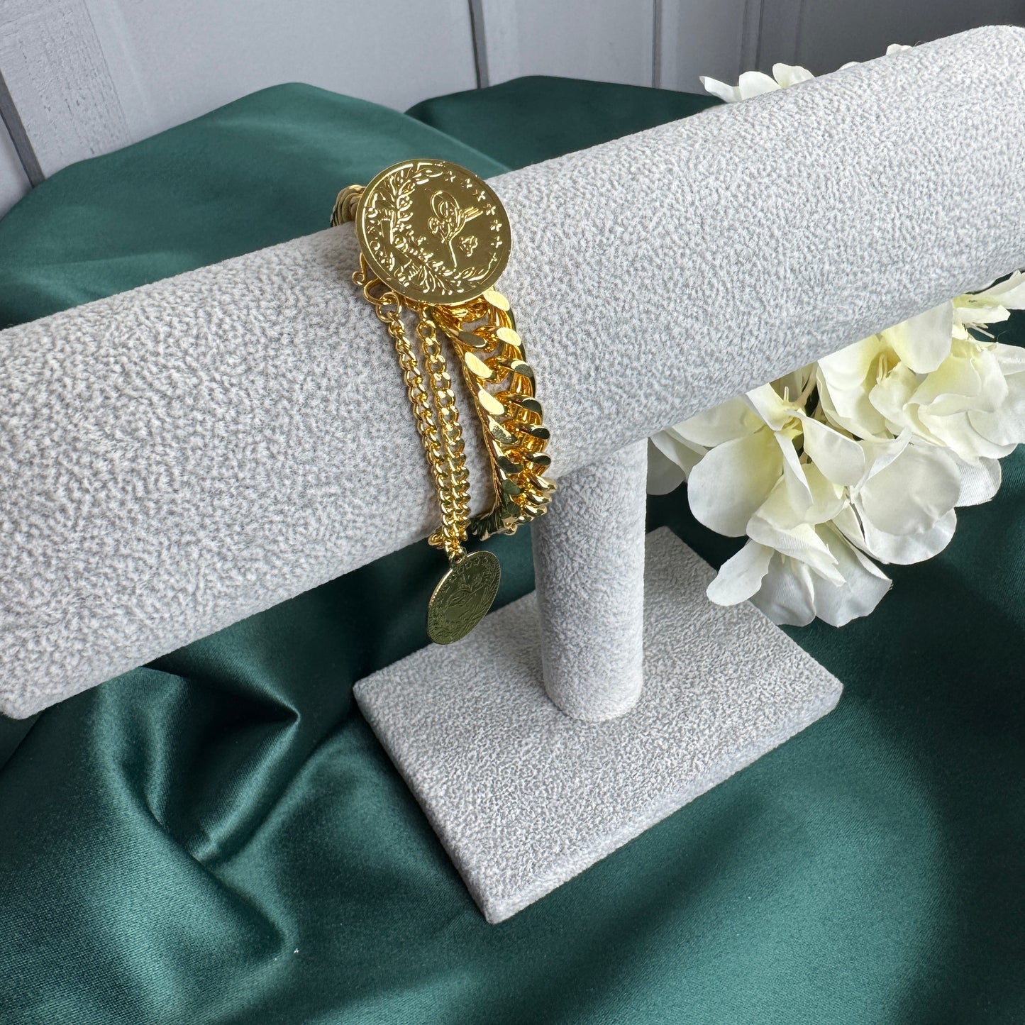 ITALIAN GOLD BRACELET.