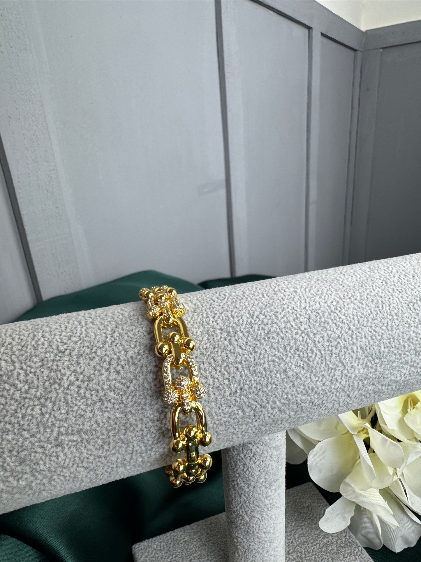 ITALIAN GOLD BRACELET AND RING SET.