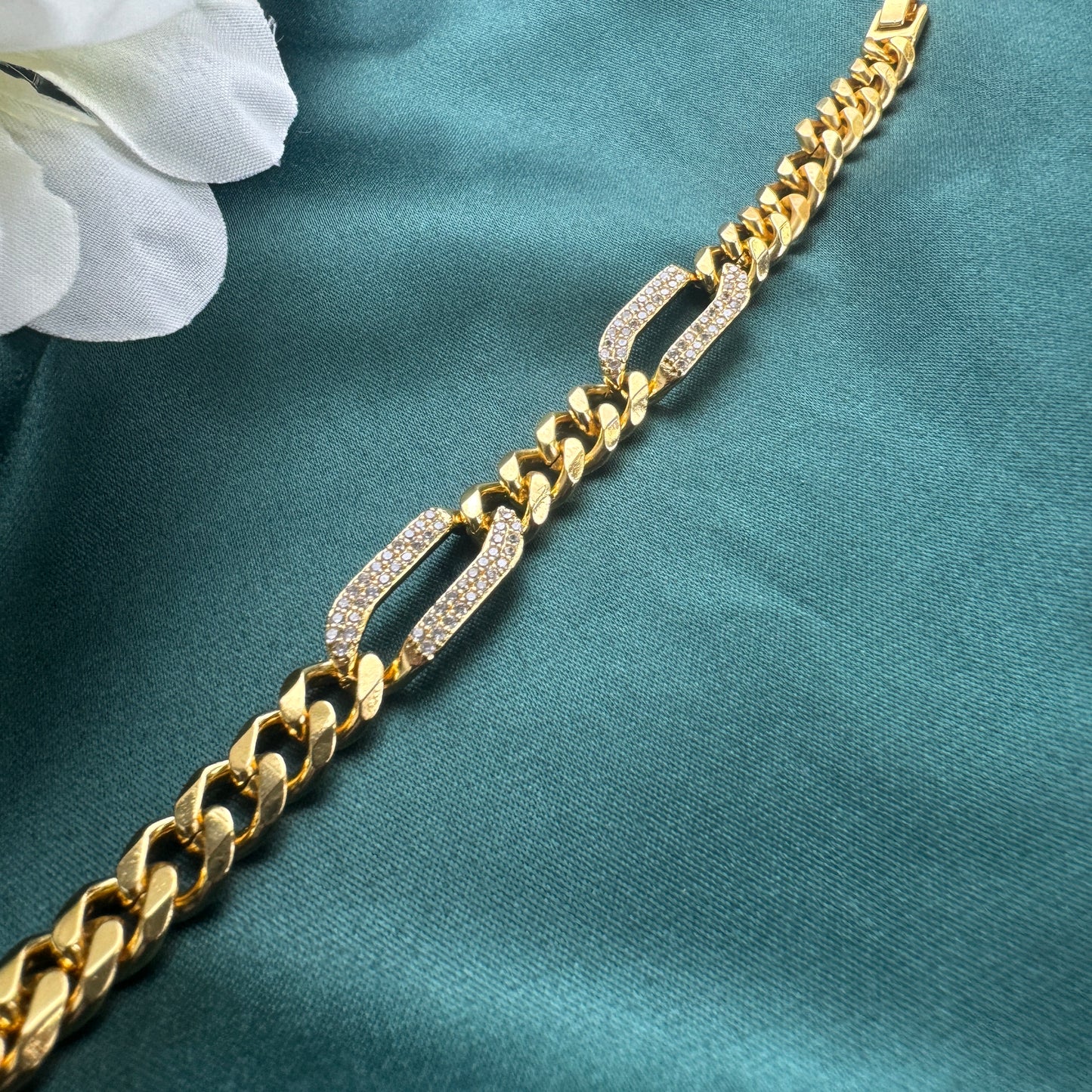 ITALIAN GOLD BRACELET.