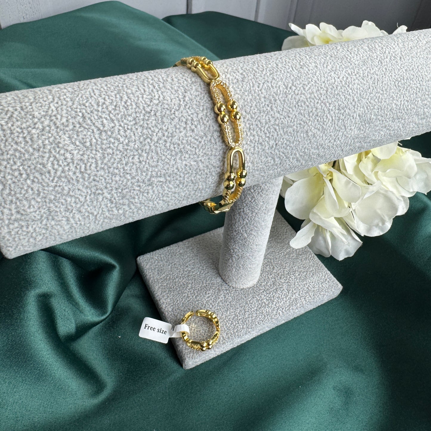 ITALIAN GOLD BRACELET AND RING SET.