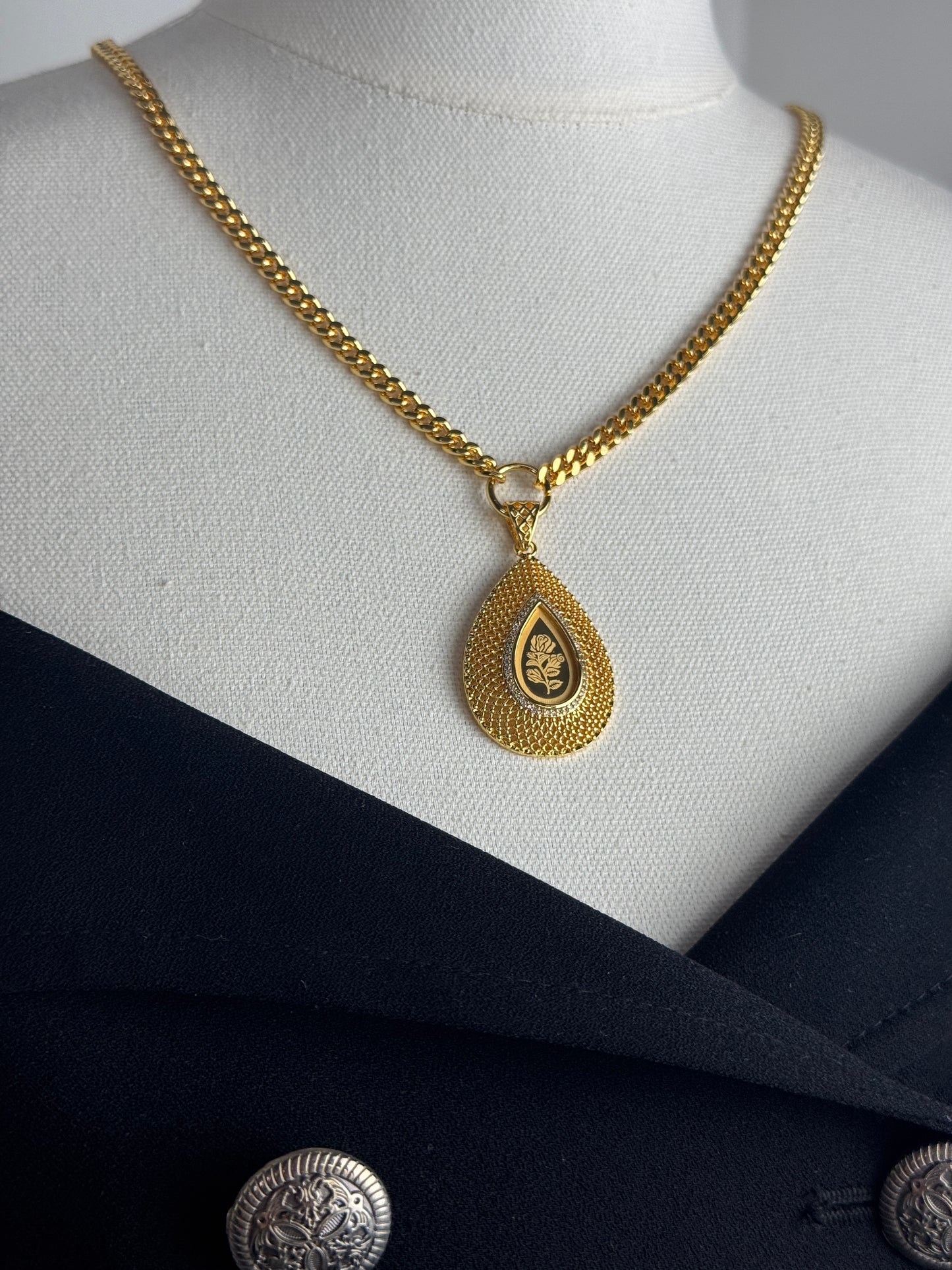 ITALIAN GOLD NECKLACE.