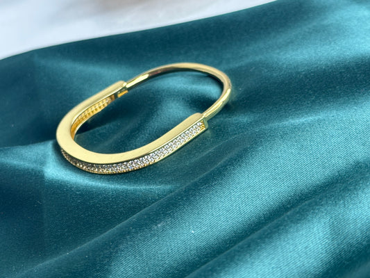 ITALIAN GOLD BANGLE BRACELET.