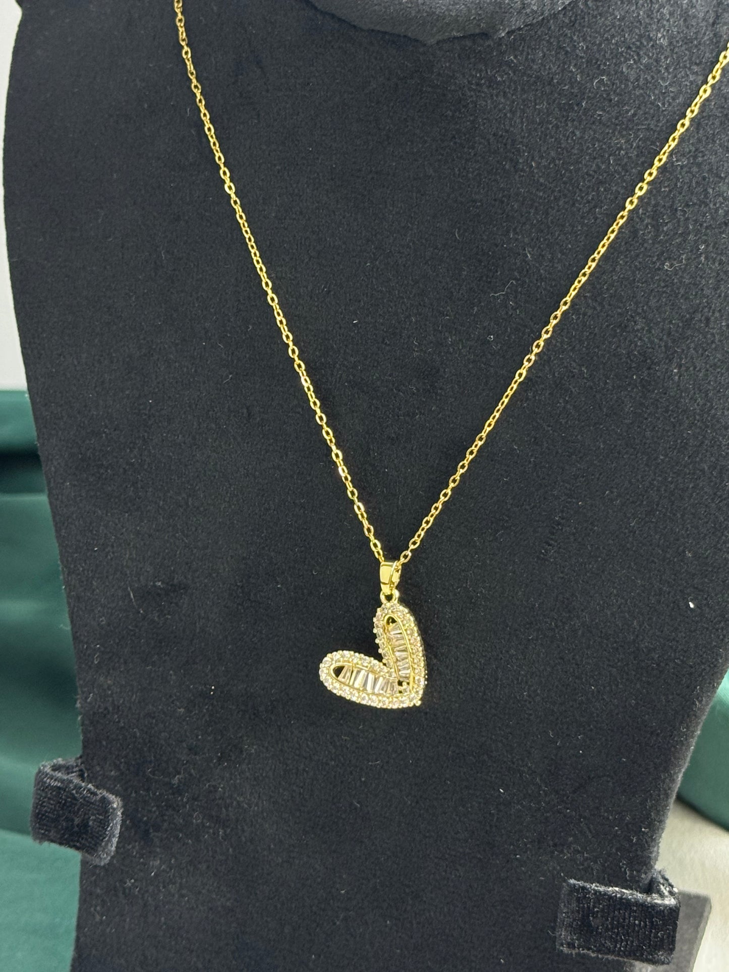 ITALIAN GOLD NECKLACE.