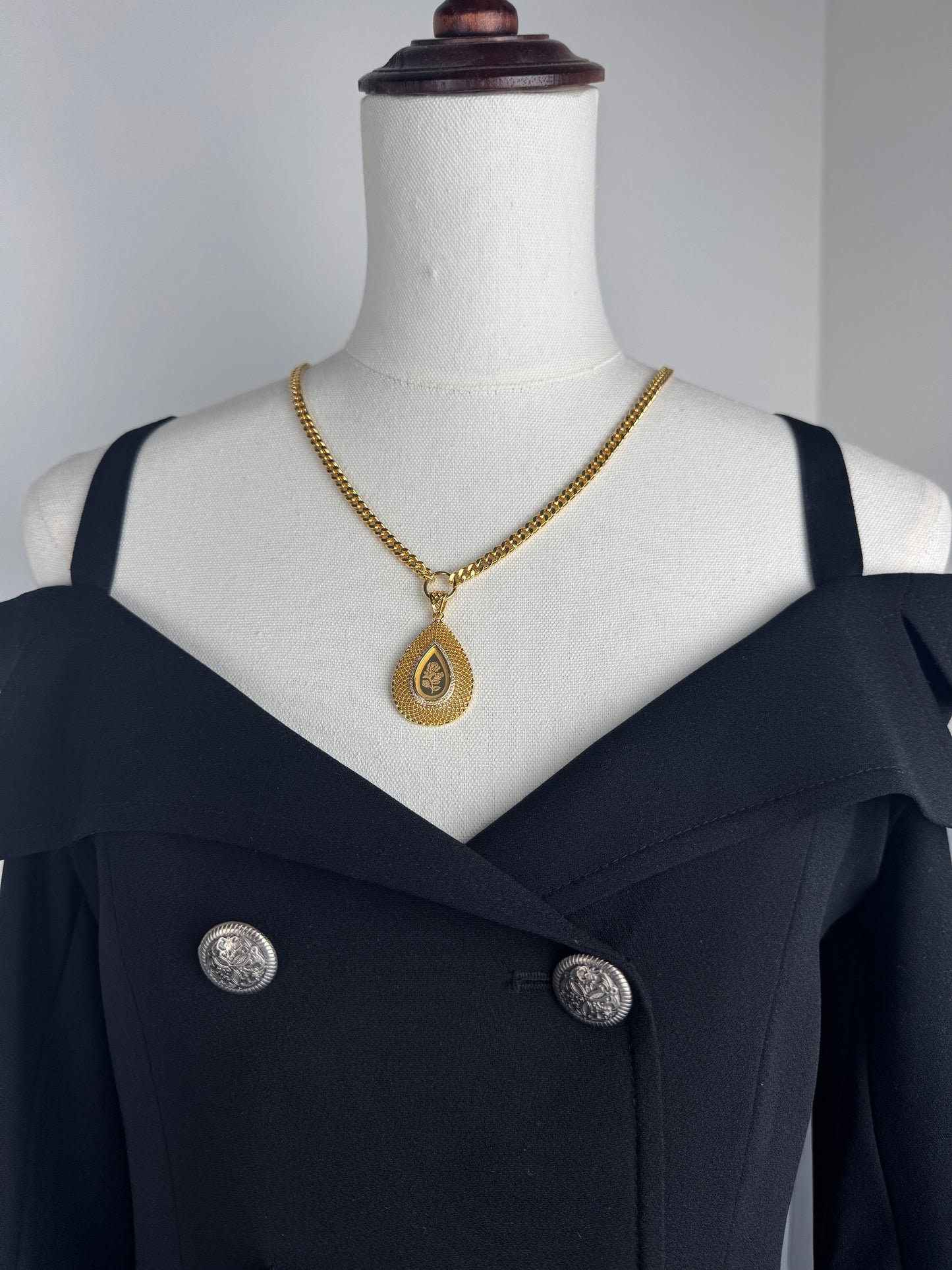 ITALIAN GOLD NECKLACE.