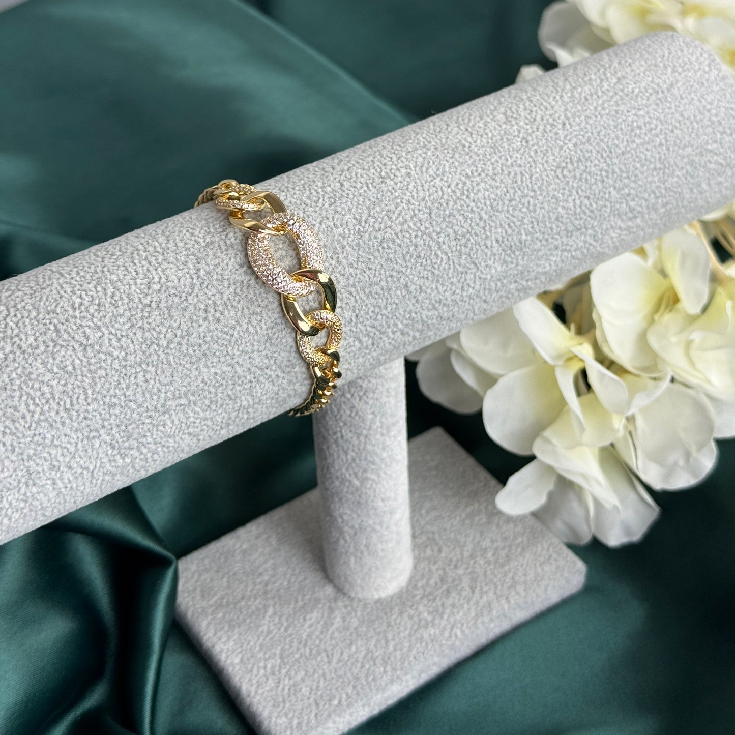 ITALIAN GOLD BRACELET.