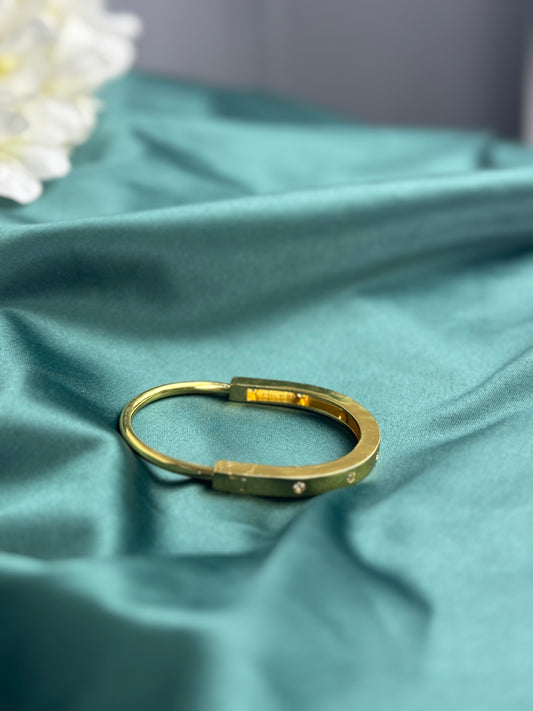 ITALIAN GOLD BANGLE BRACELET