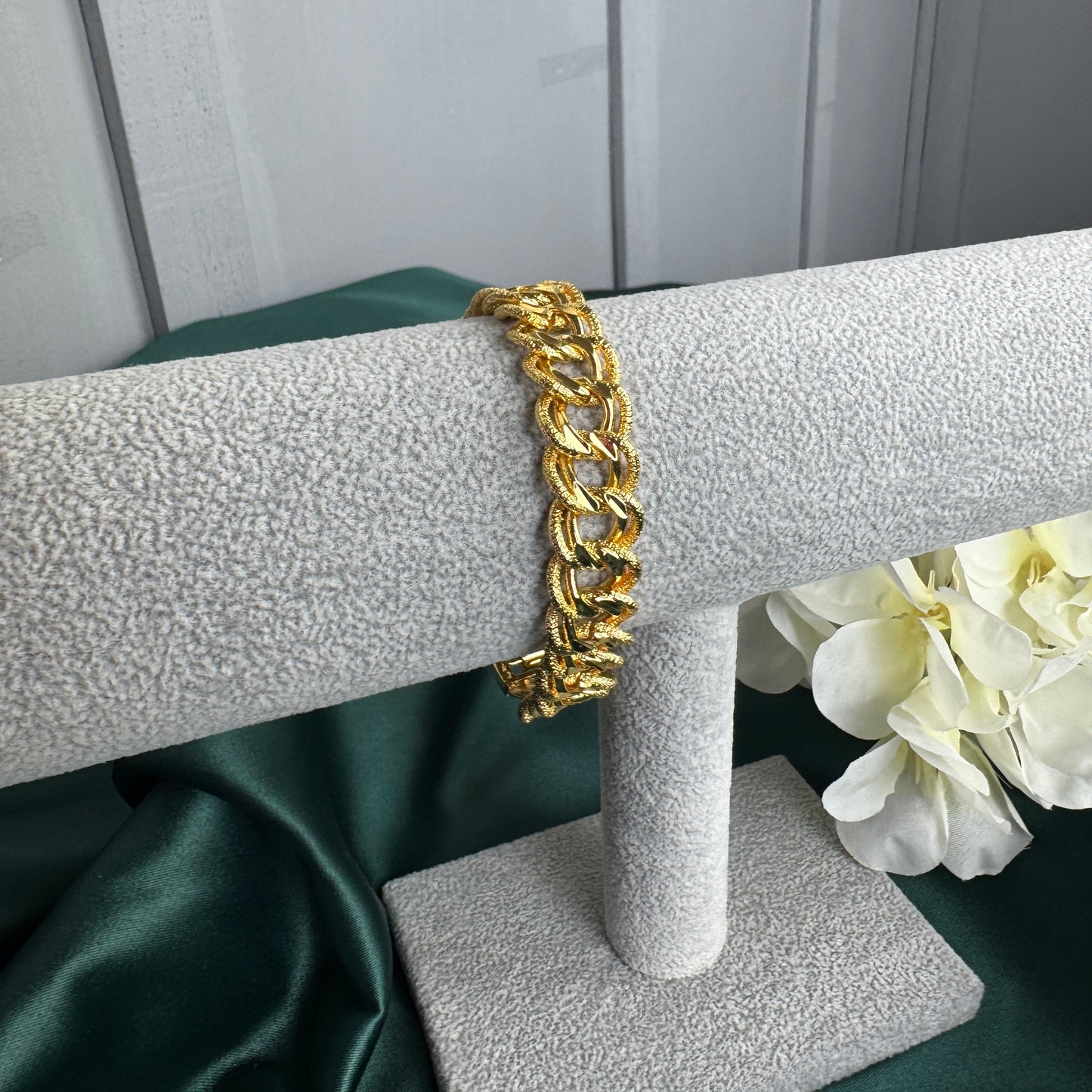ITALIAN GOLD BRACELET.