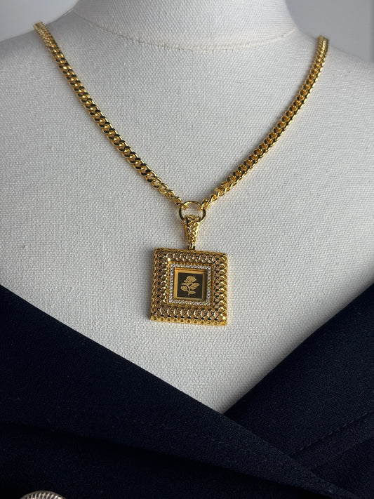ITALIAN GOLD NECKLACE.