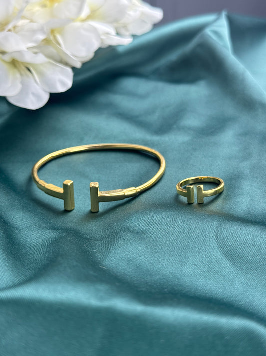 ITALIAN GOLD BRACELET AND RING SET.