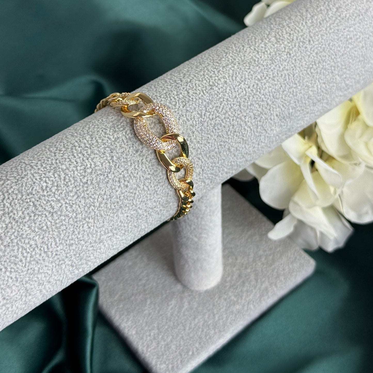 ITALIAN GOLD BRACELET.