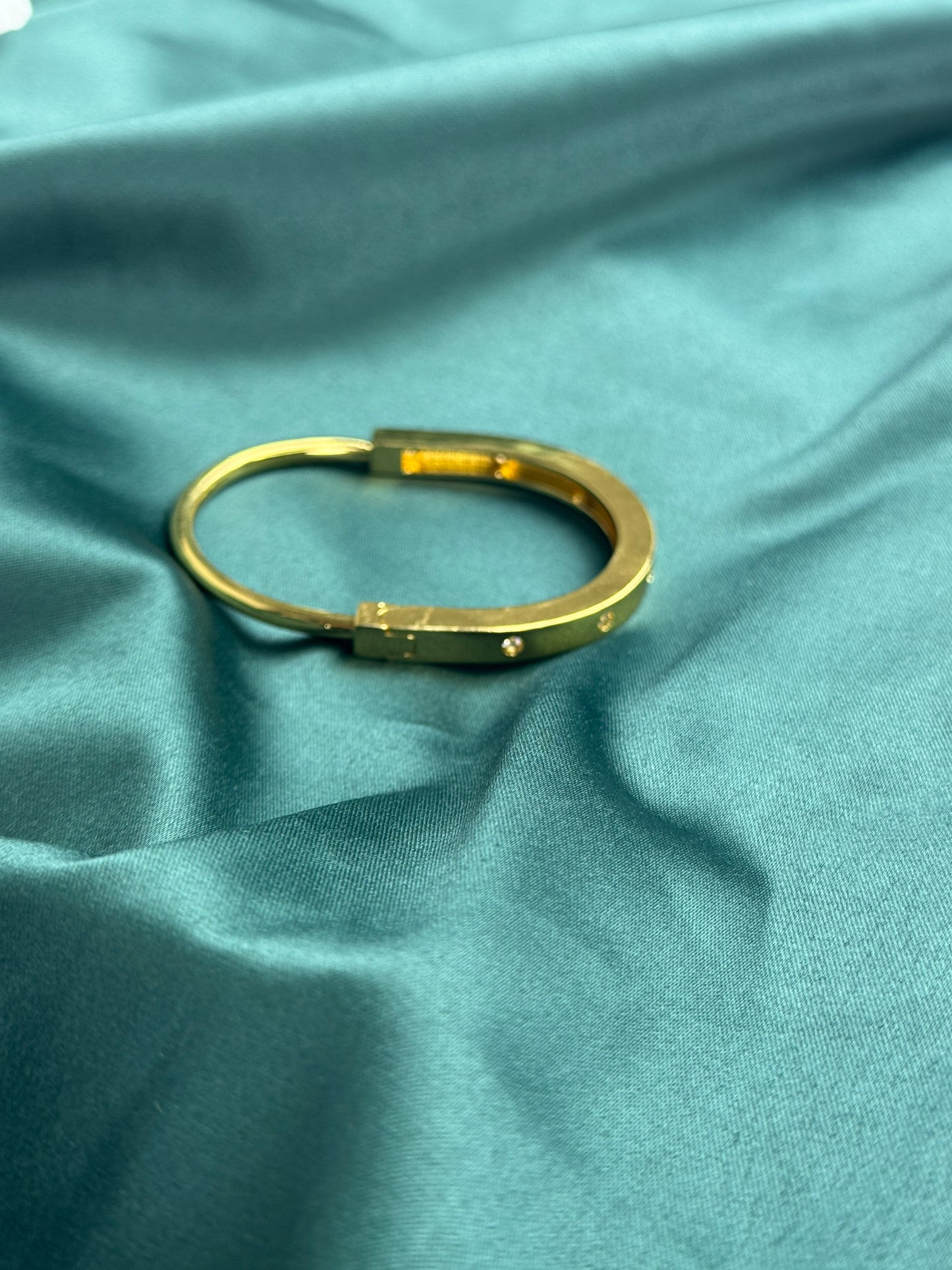 ITALIAN GOLD BANGLE BRACELET